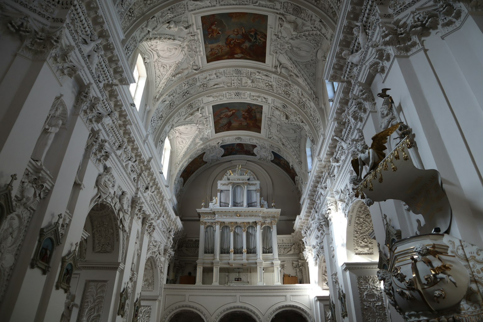 Intérieur grandiose d'une église baroque avec des sculptures complexes et de belles peintures au plafond