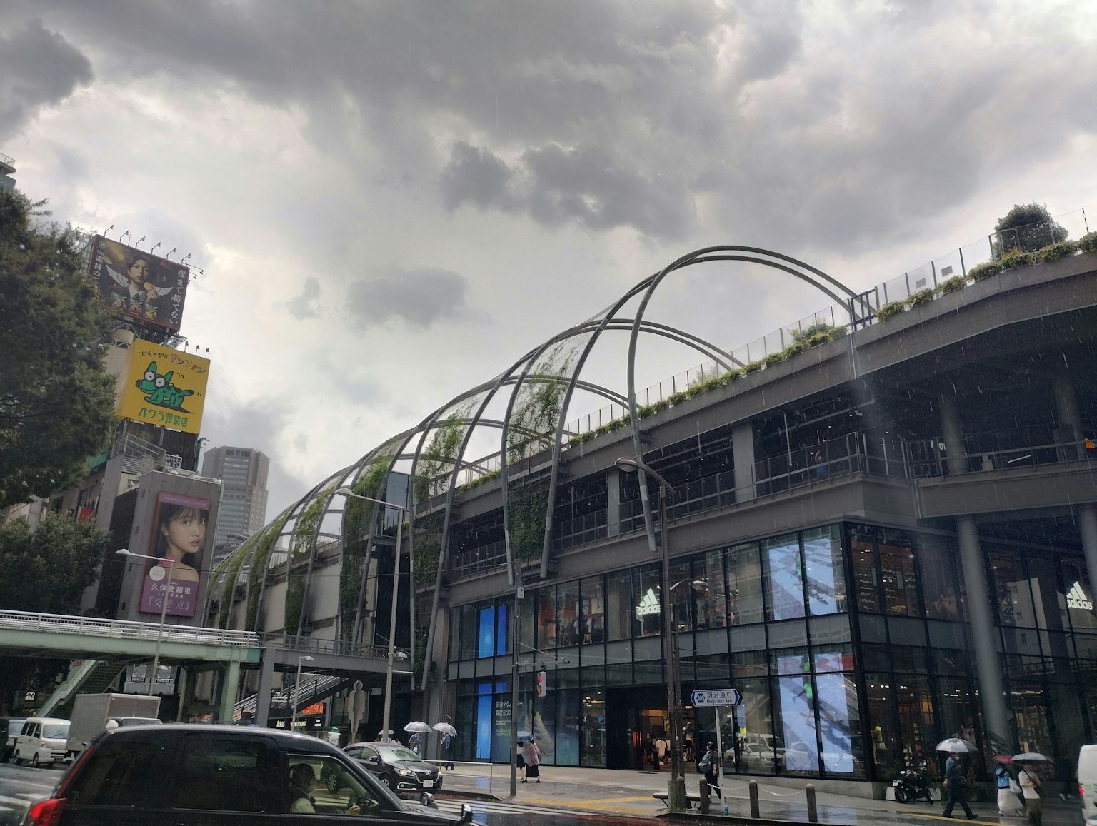 Edificio moderno con cielo nublado vista exterior de un espacio comercial estructura en arco verde