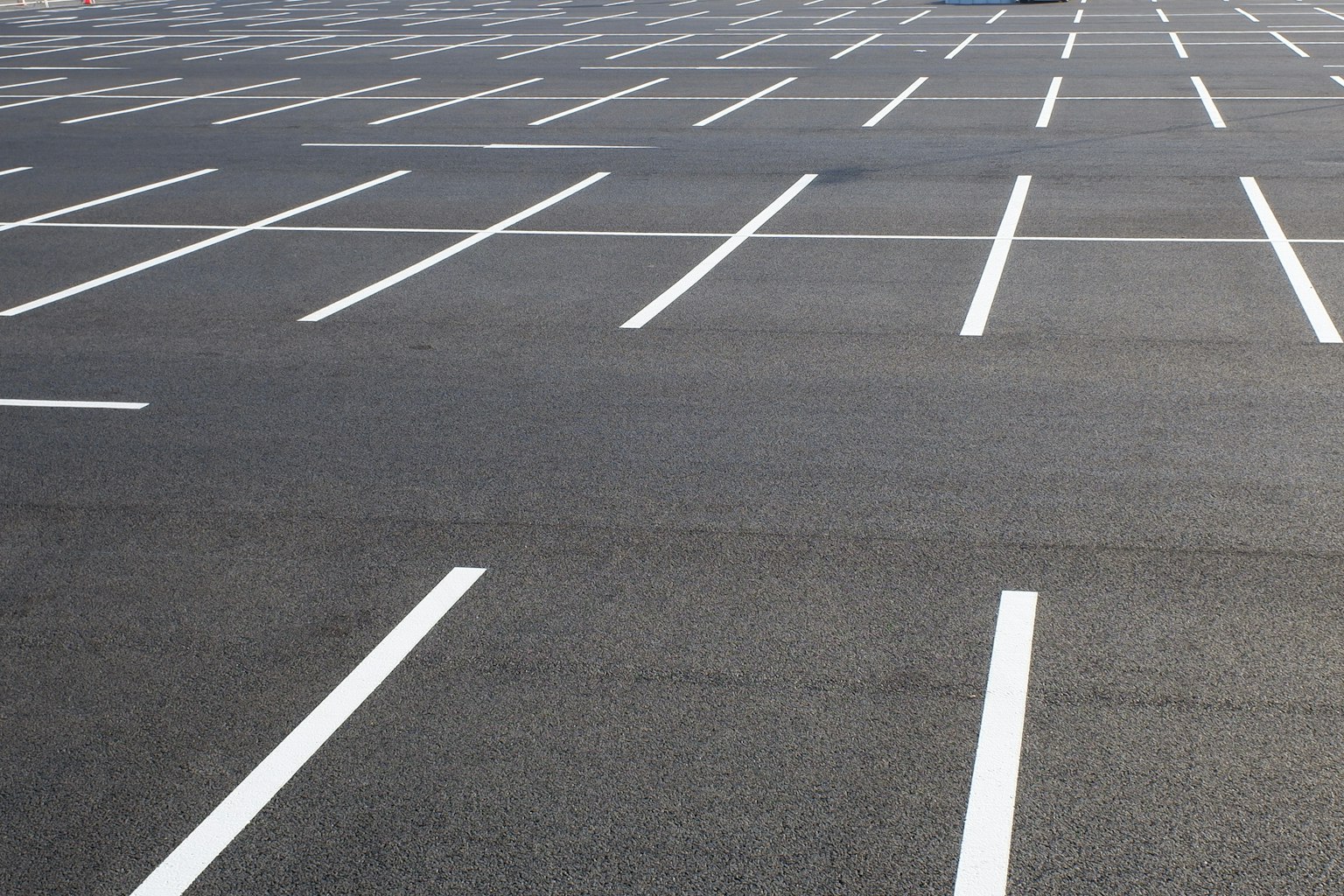 Une vue large d'un parking vide avec des lignes blanches