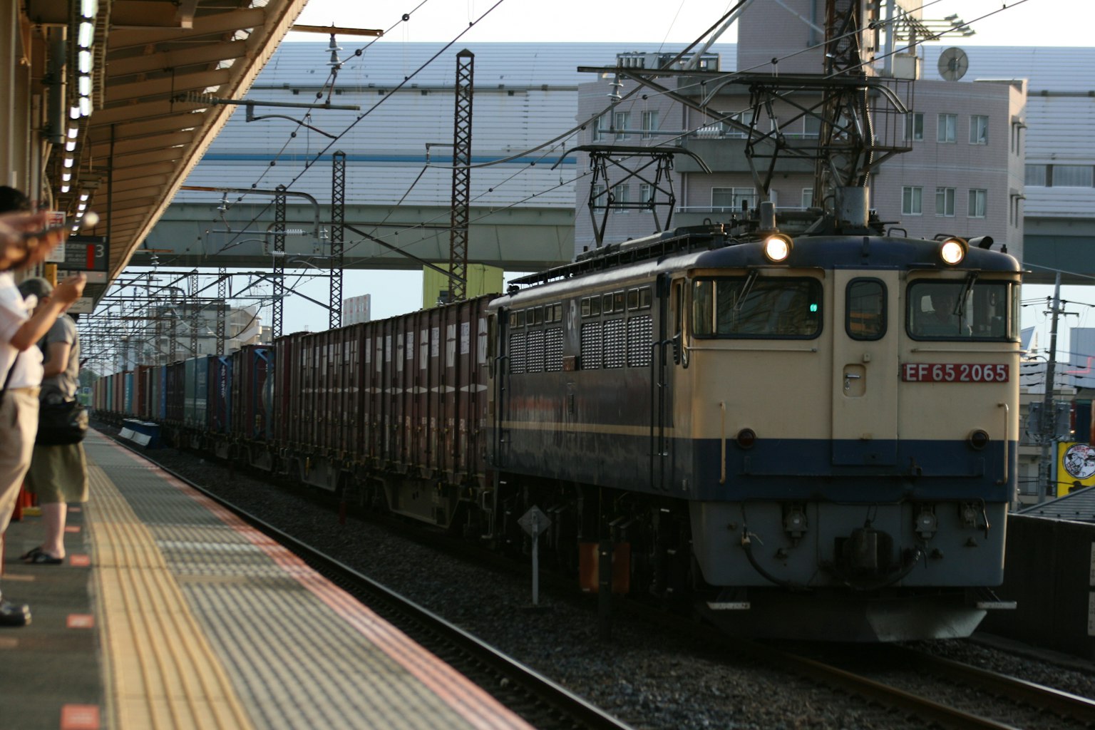 Tren de carga detenido en una estación al atardecer