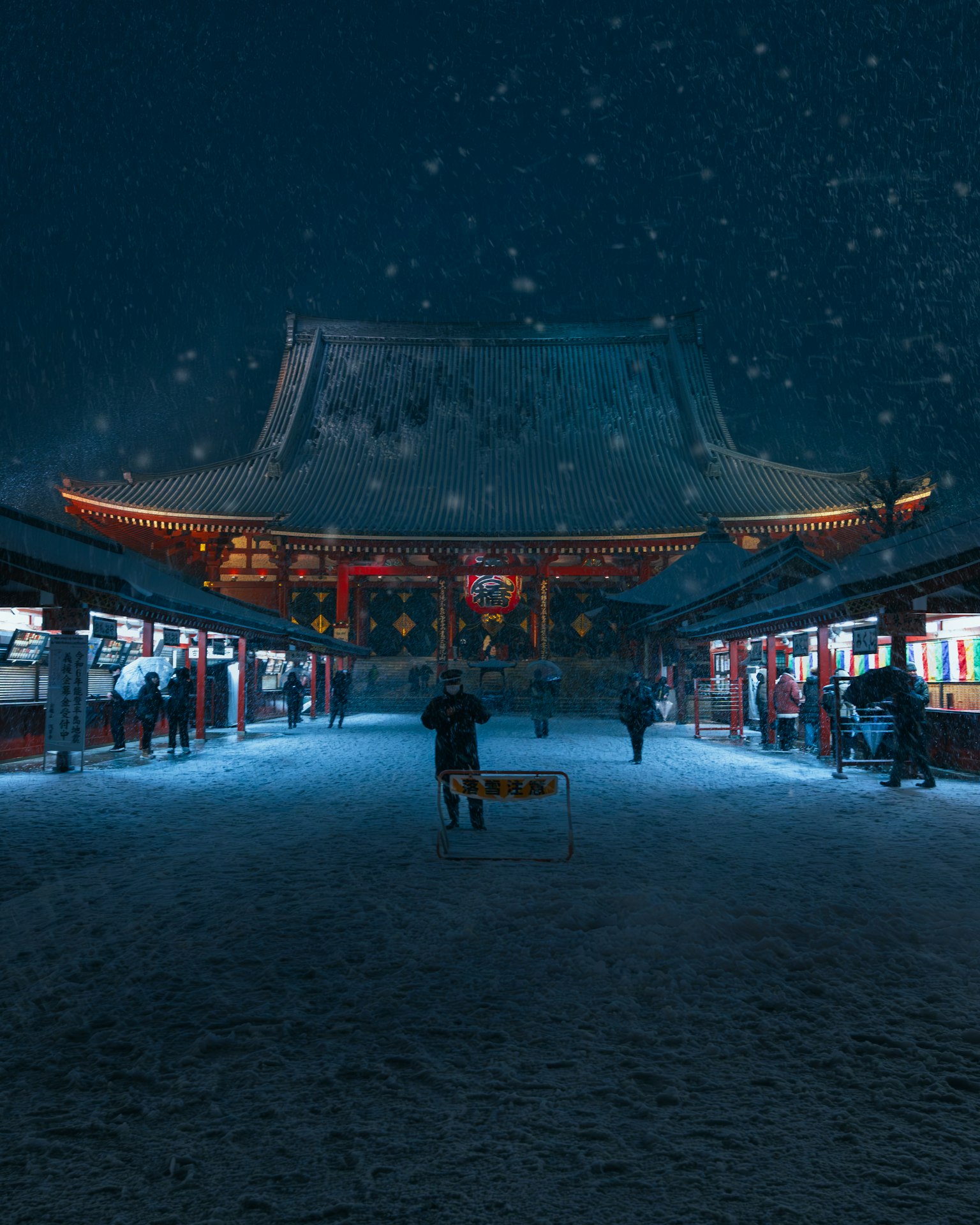 Portail de sanctuaire illuminé et allée dans la neige
