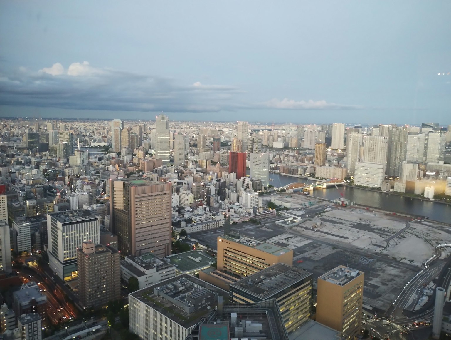 Vue nocturne du paysage urbain de Tokyo avec des gratte-ciels et une rivière