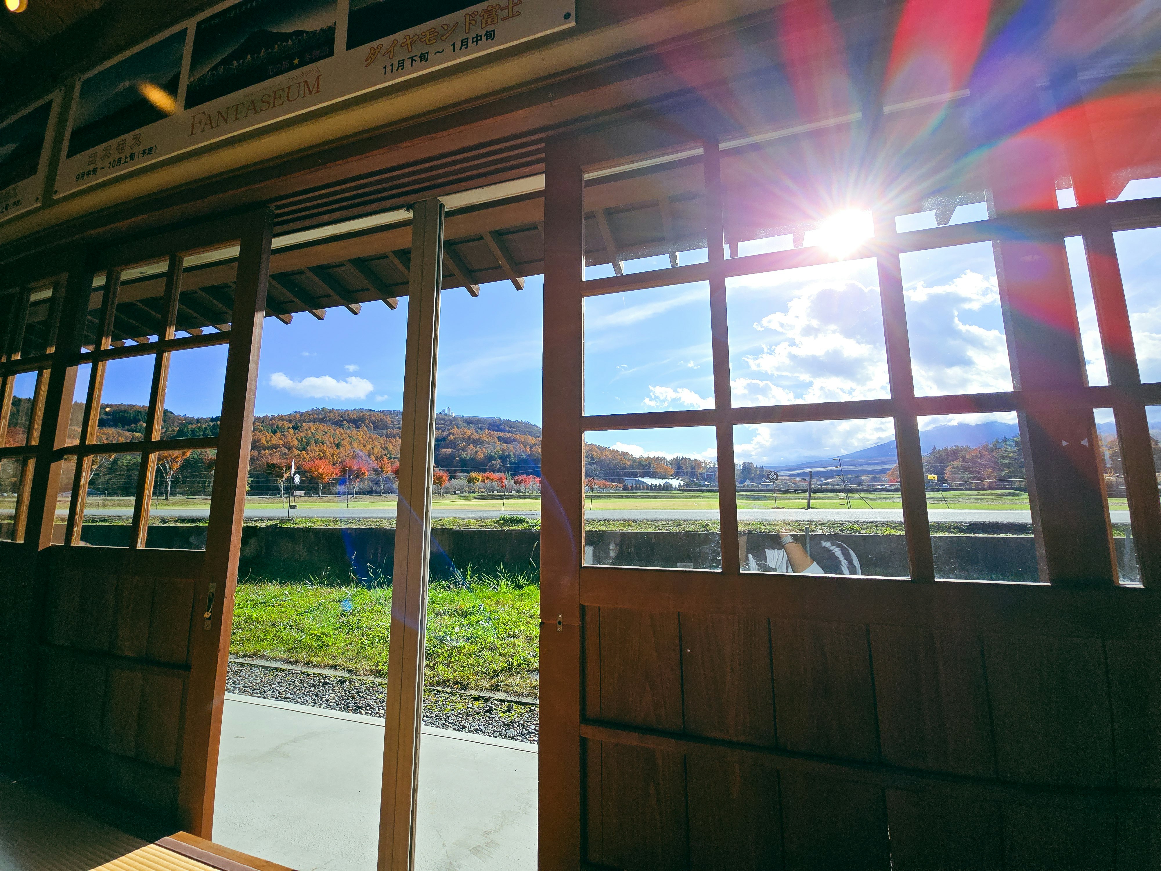 山中湖を望む駅舎の窓からの湖畔風景