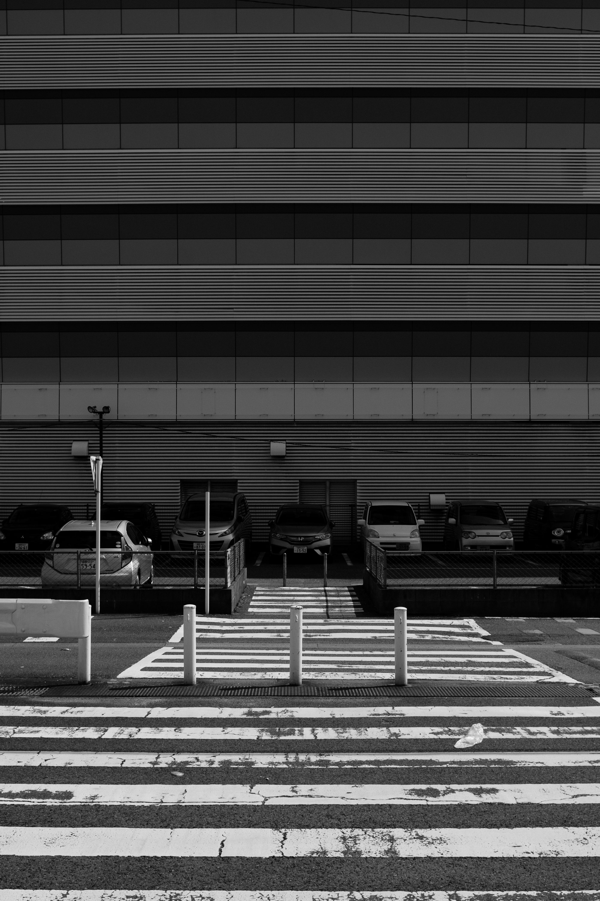 横断歩道のある建物前の屋外駐車スペース