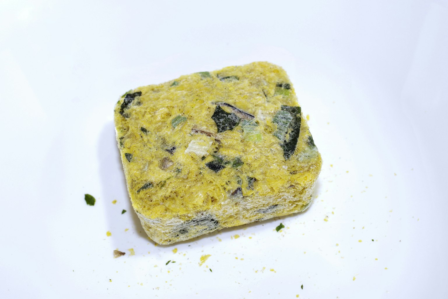 Cibo a forma di blocco giallo con foglie verdi