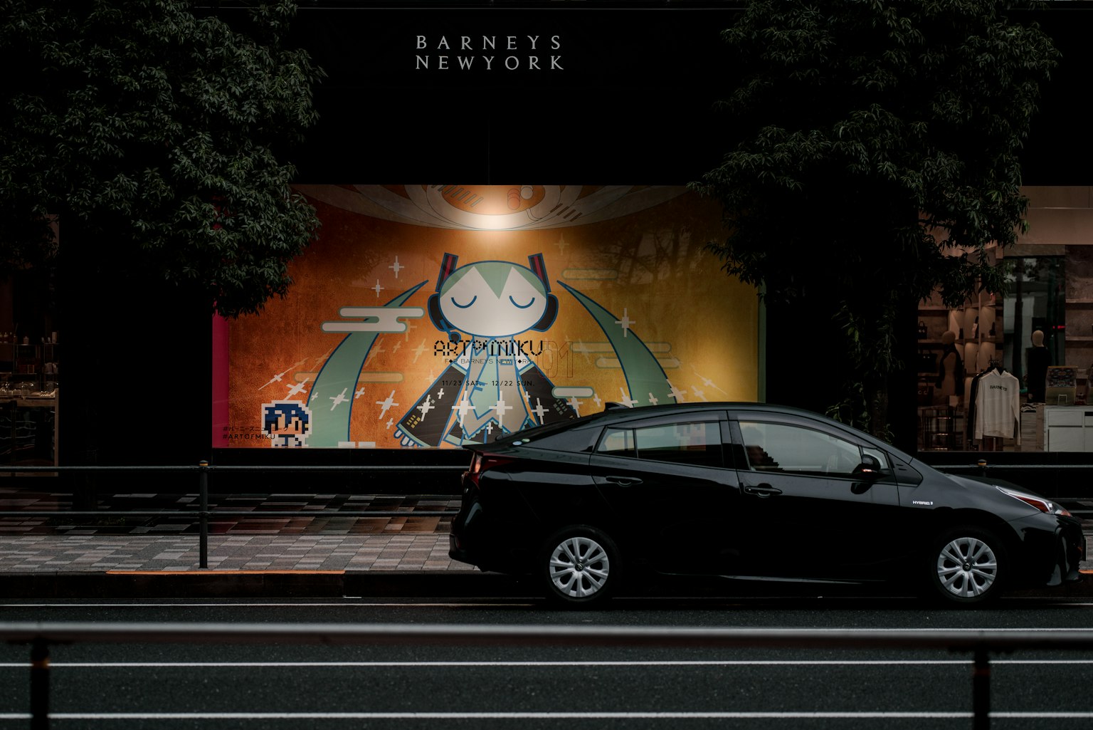 城市街道上黑车旁的彩色壁画和角色