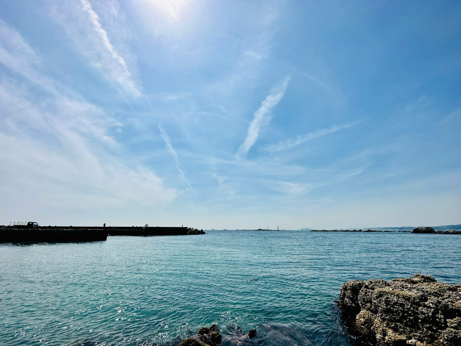 Blaues Meer und Himmel mit Wolken und Sonne