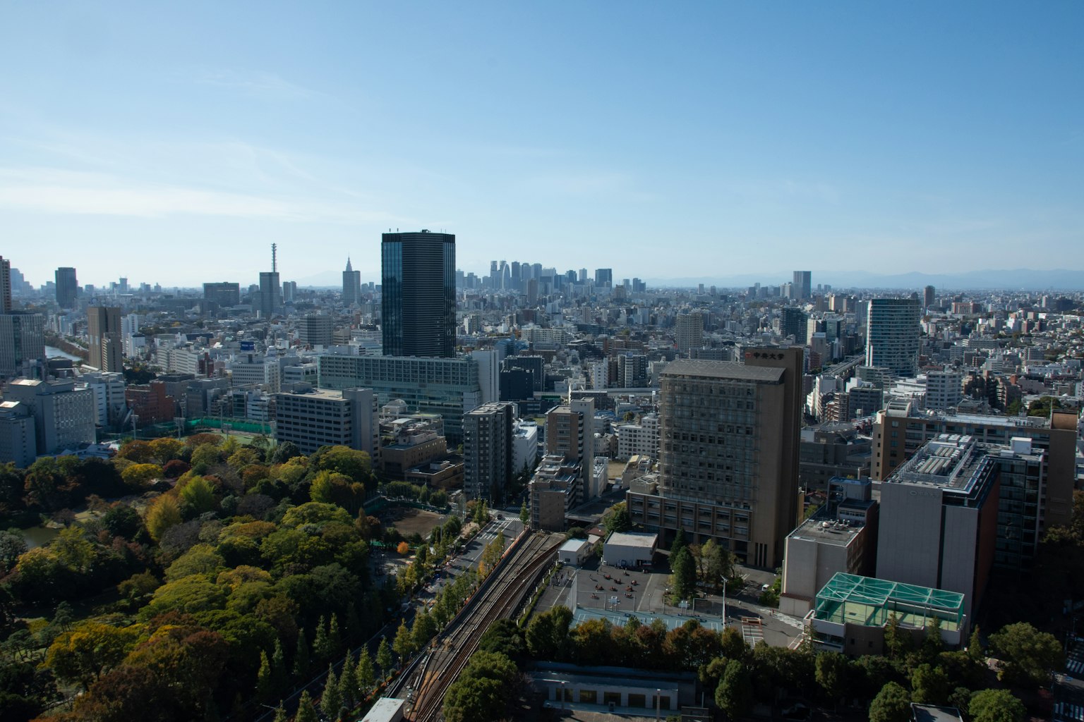 Panoramablick auf die Skyline von Tokio mit Wolkenkratzern und klarem blauen Himmel