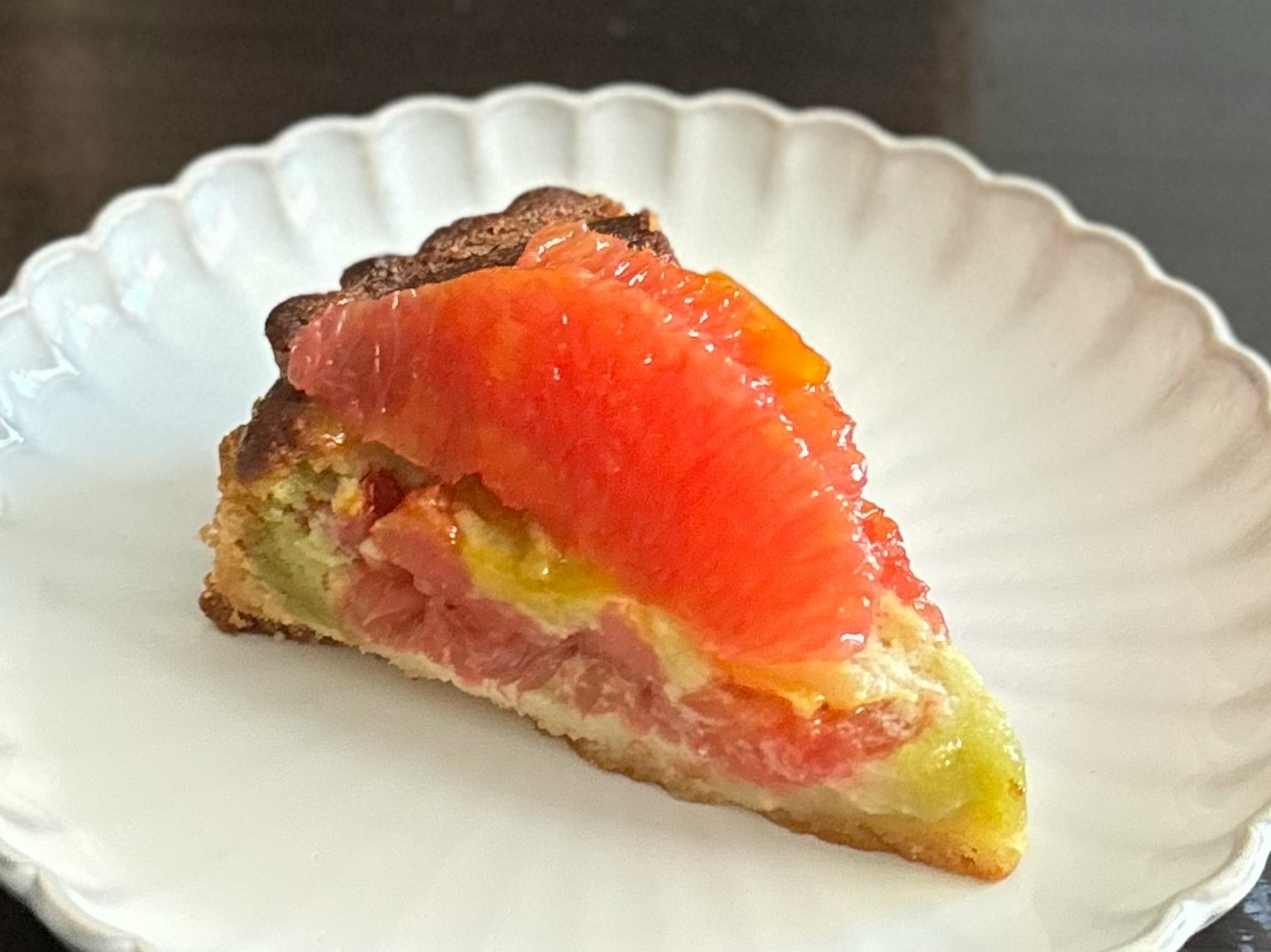 Una fetta di torta di frutta con decorazioni di frutta colorata