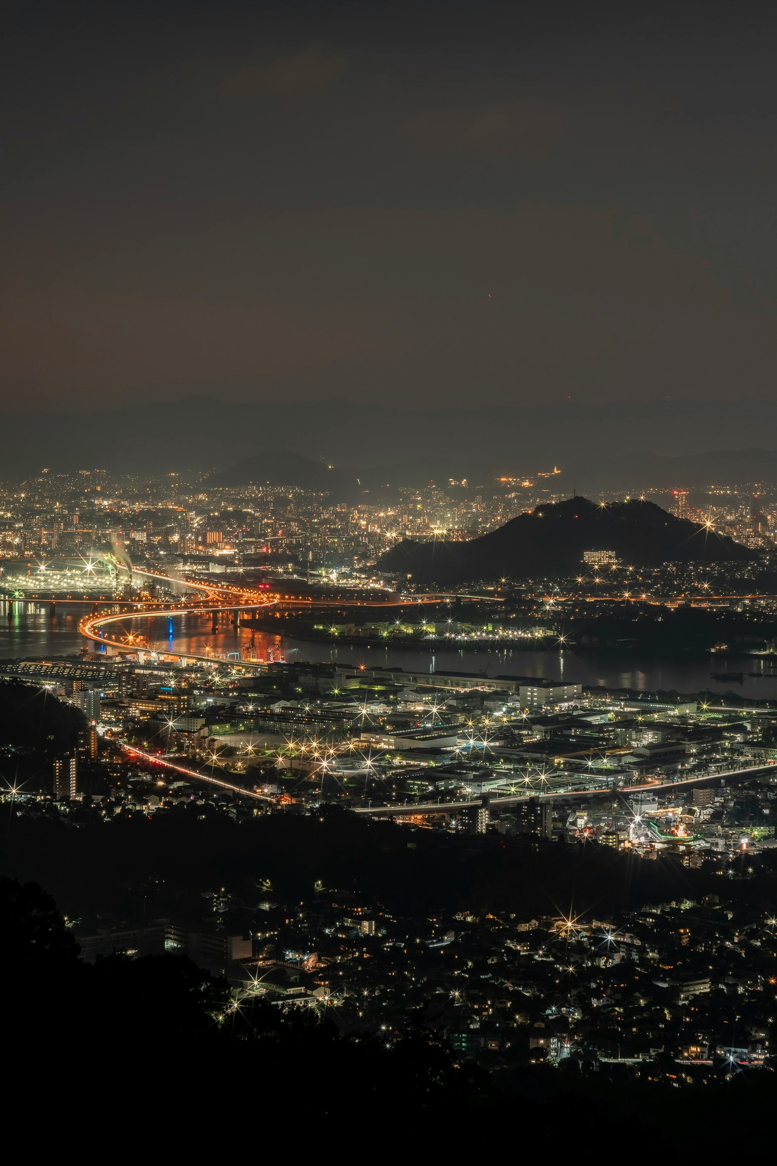 Panoramablick auf eine Stadt bei Nacht mit lebhaften Lichtern