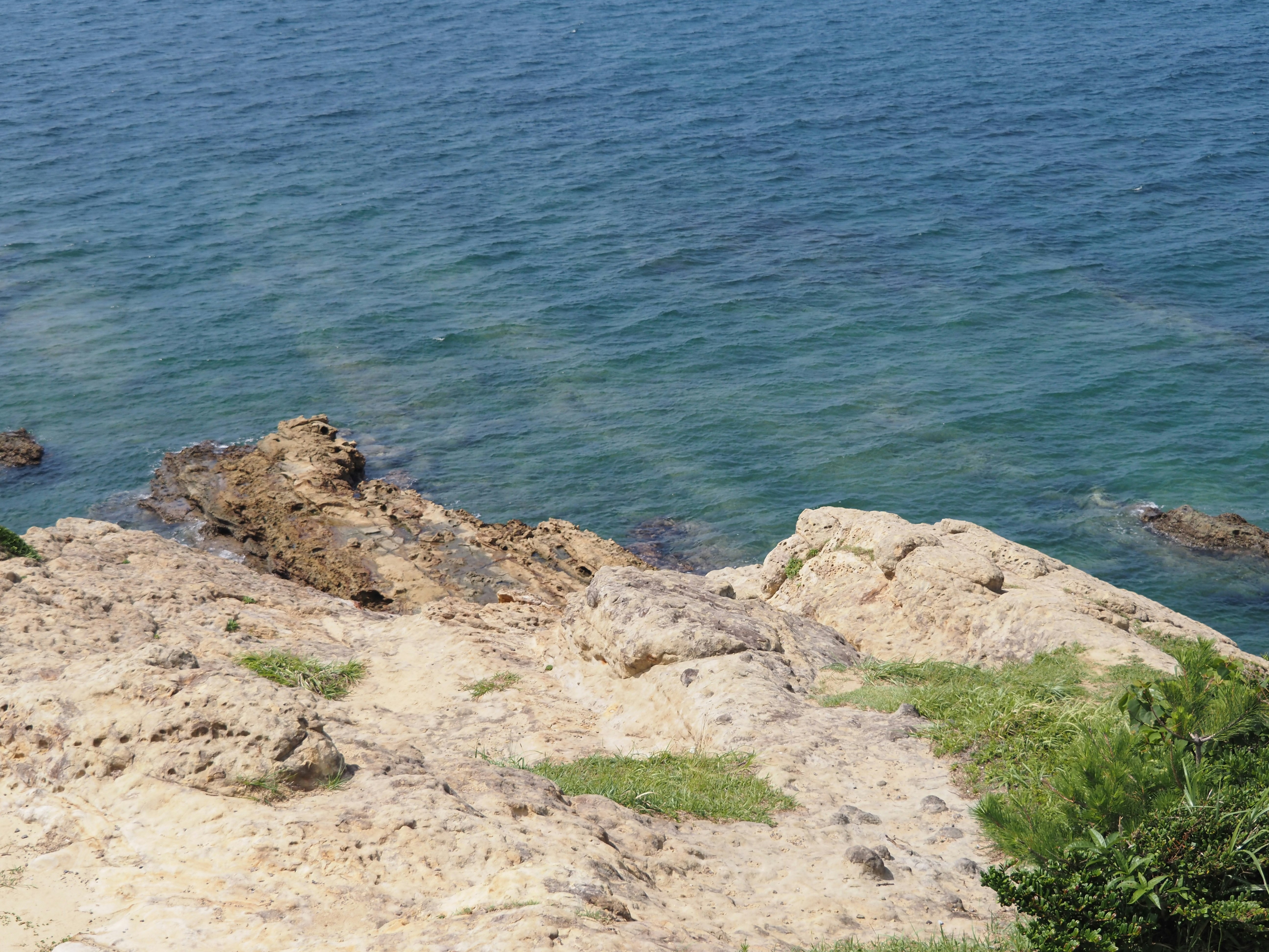 夏の海と岩場の海岸風景