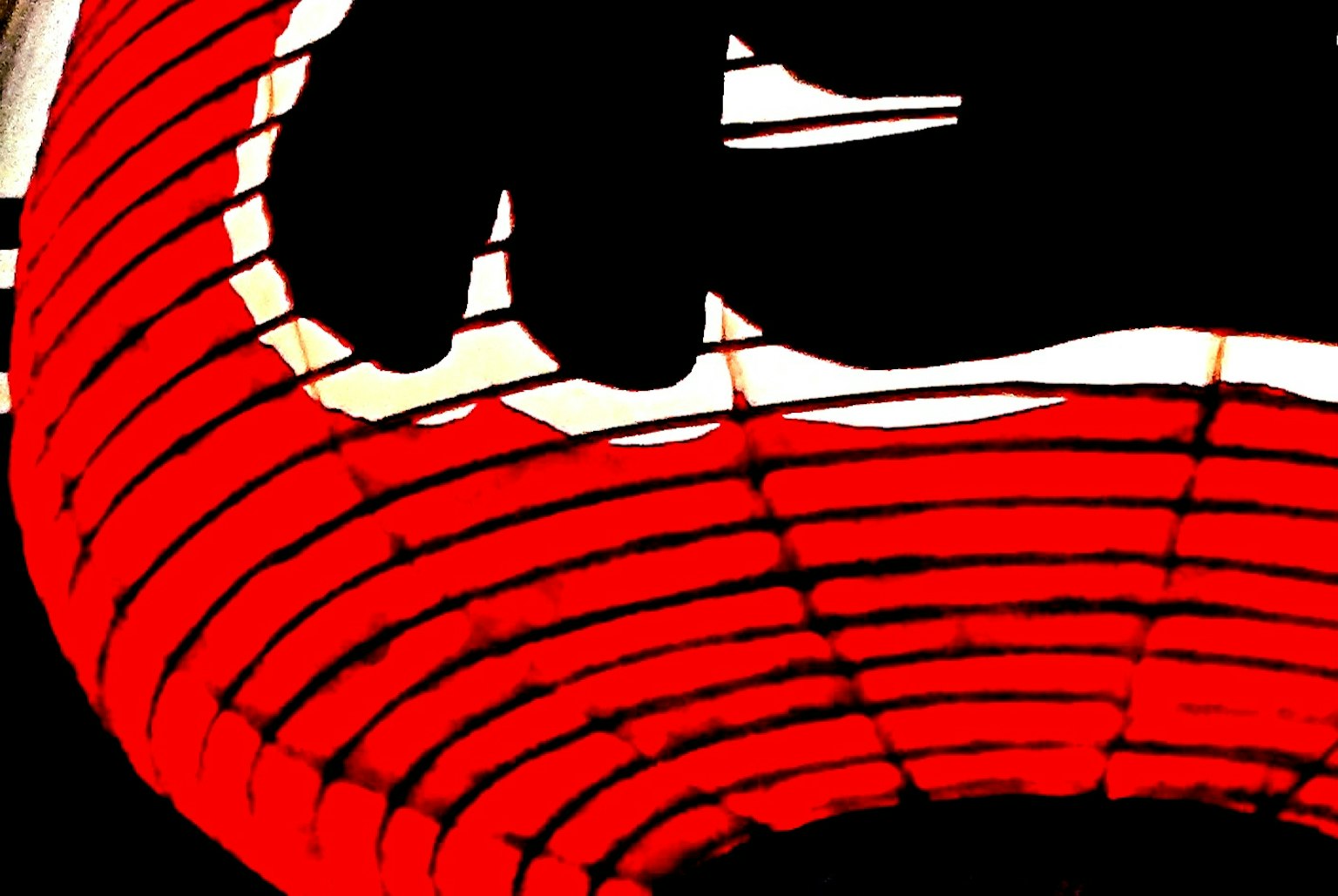 Silhouette de mains tenant une lanterne rouge