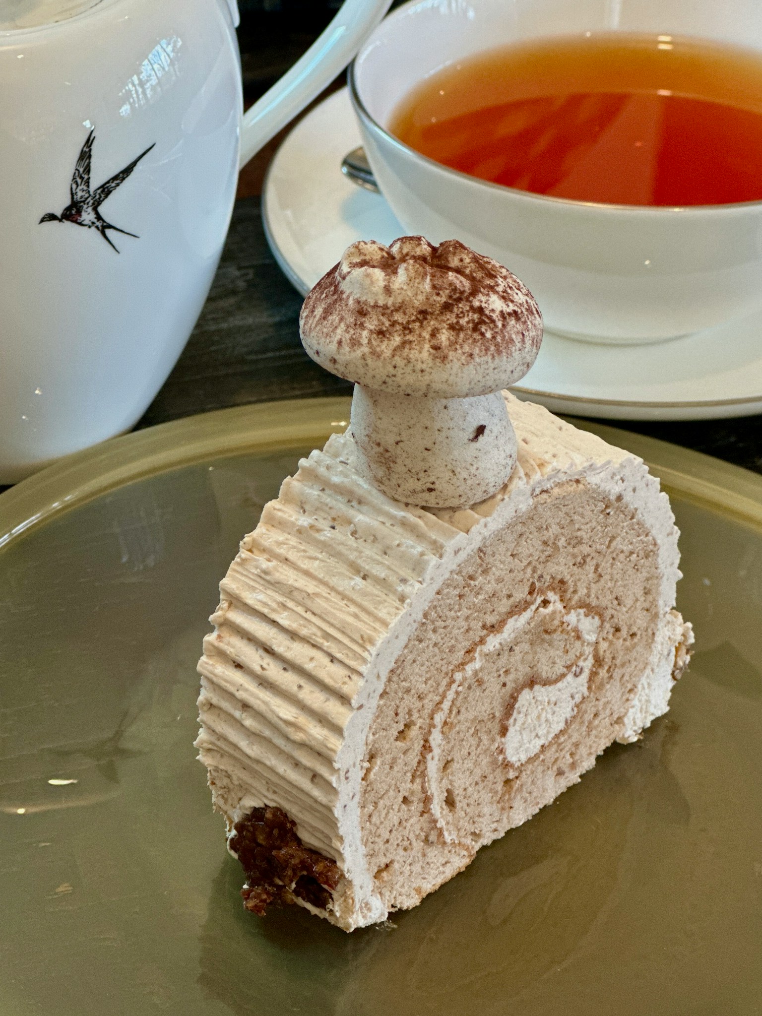 一片蛋糕，上面装饰着蘑菇