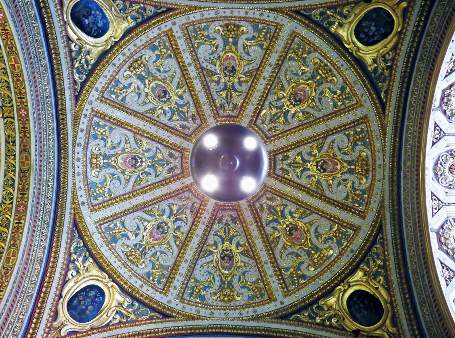 Design del soffitto ornato con motivi intricati e illuminazione centrale