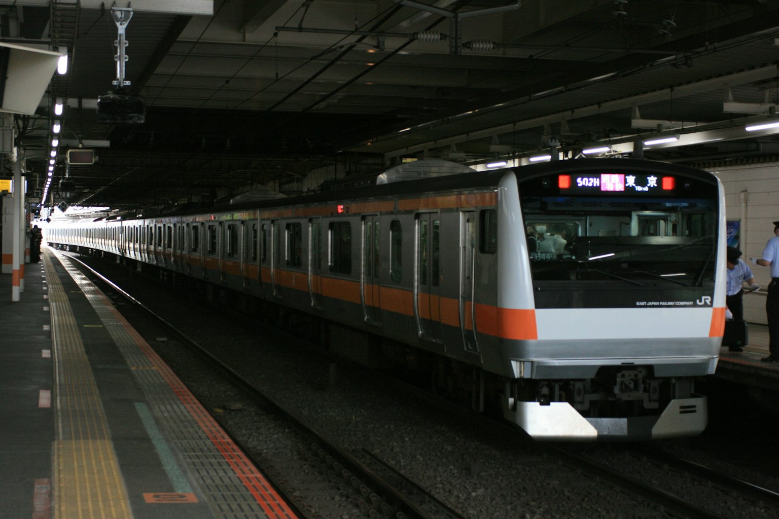 Gambar kereta yang berhenti di stasiun bawah tanah