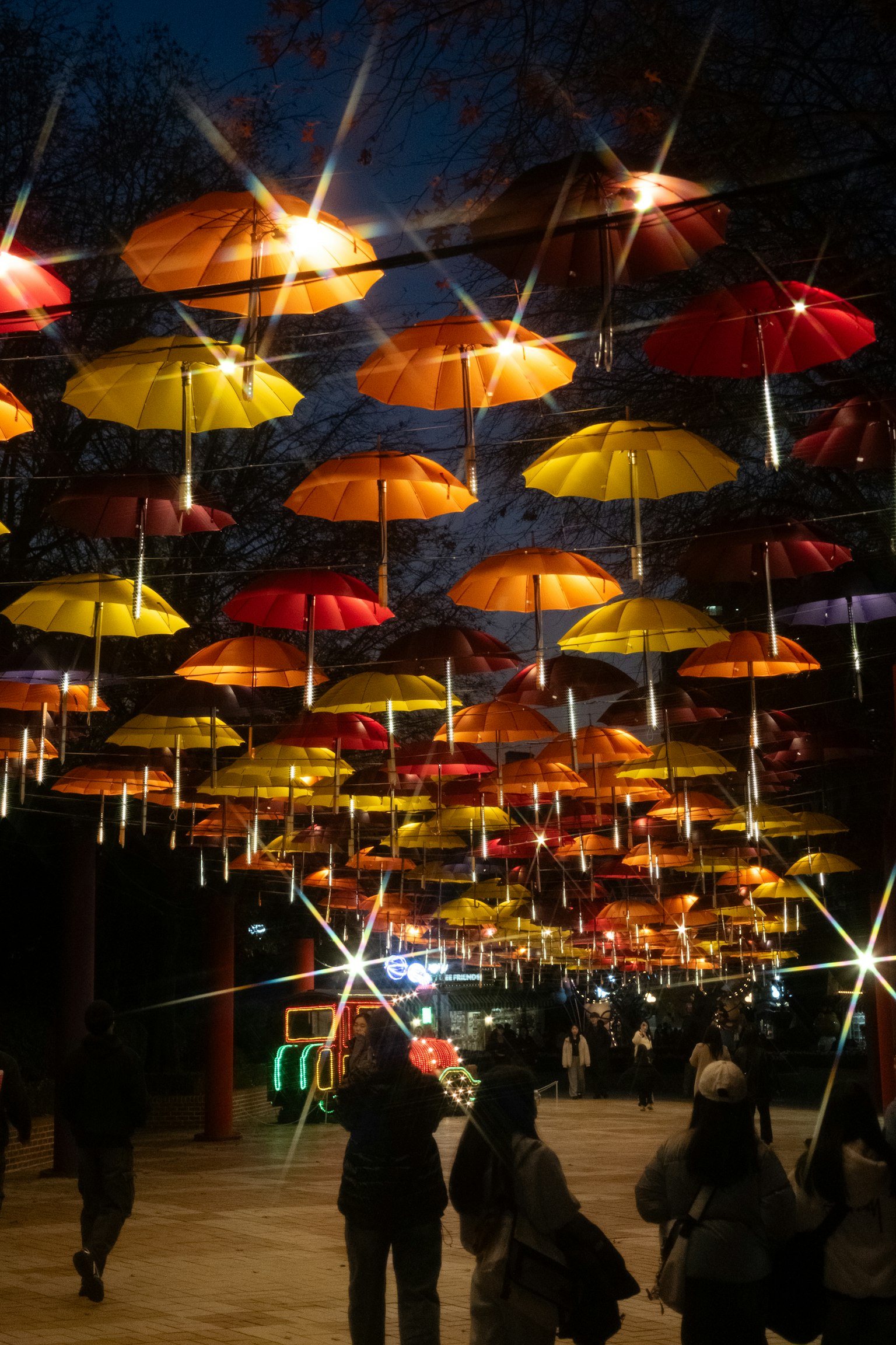 暗い背景にシンプルなデザインのグレーの四角形