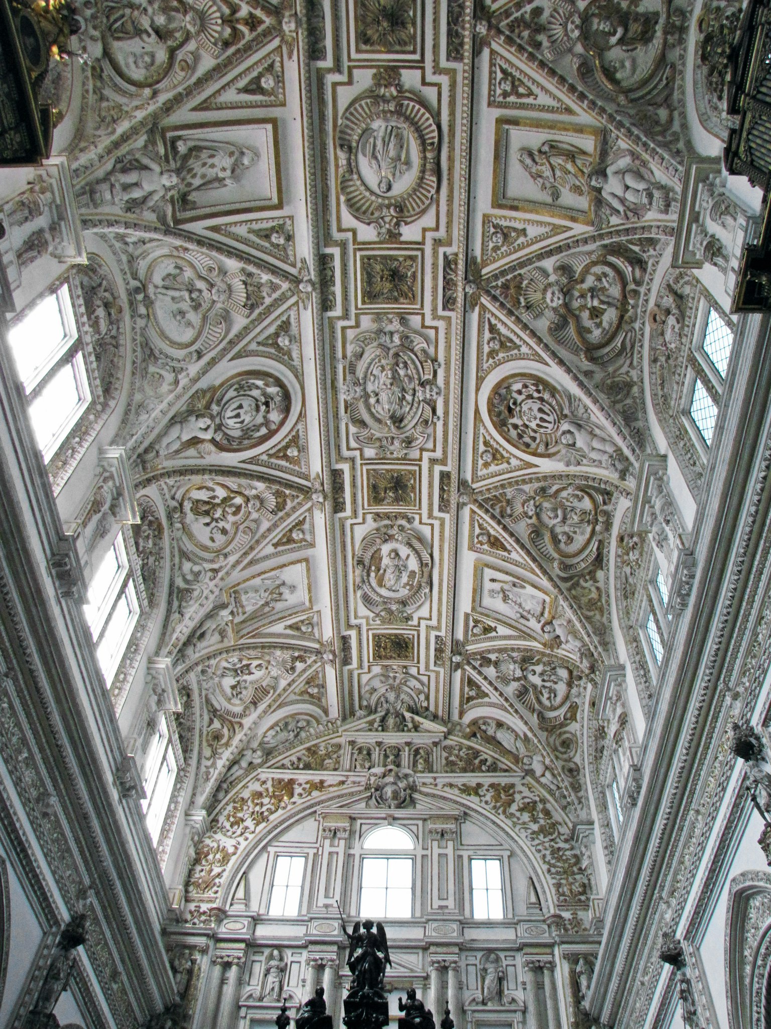 Detalles intrincados del techo con decoraciones y esculturas ornamentadas