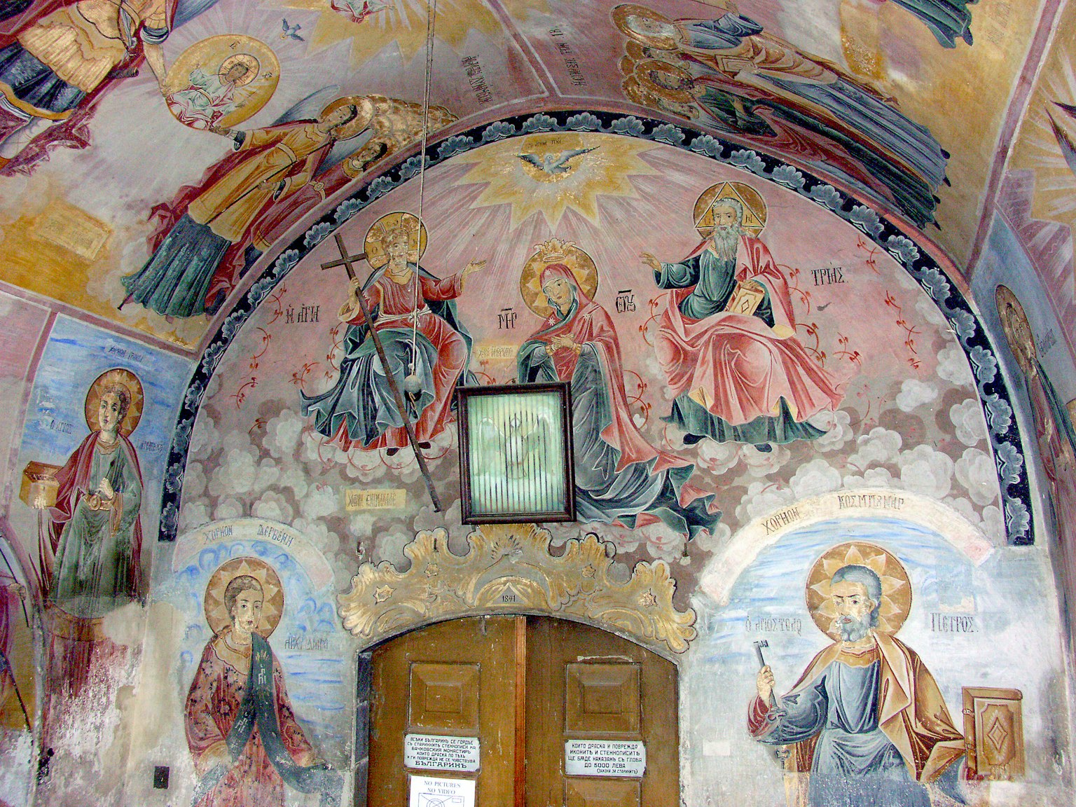 Interior gereja dengan mural religius yang indah di langit-langit