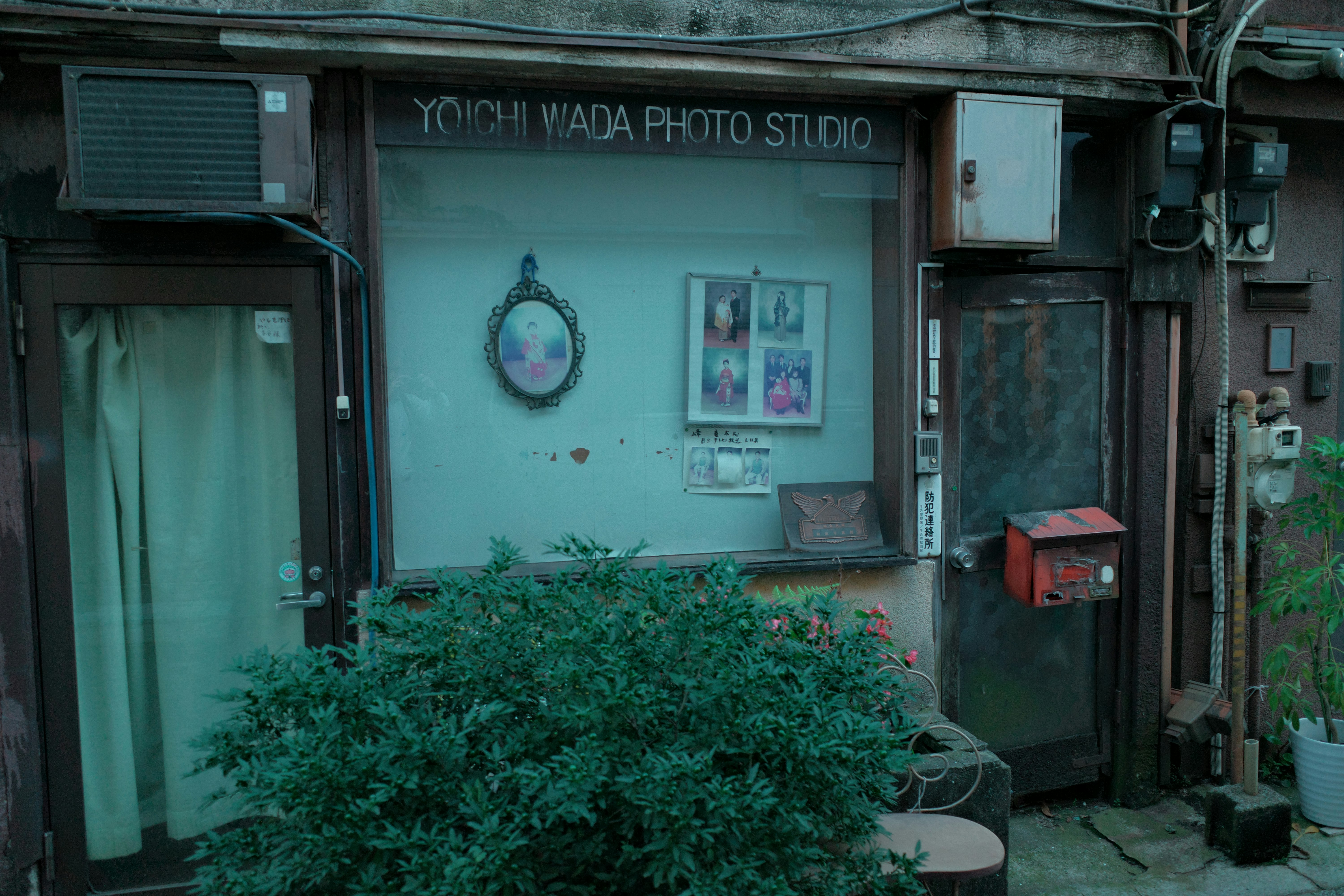 带有“YOICHI WADA PHOTO STUDIO”招牌的巷口入口