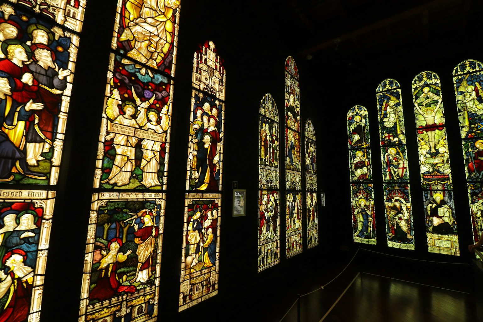 Interior de una iglesia con hermosos vitrales