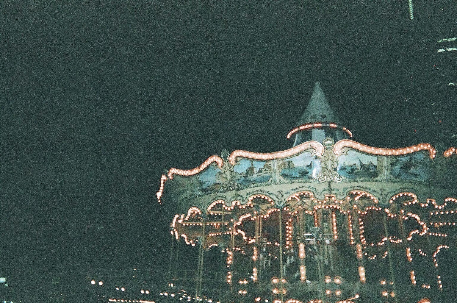 夜間亮燈的遊樂園旋轉木馬