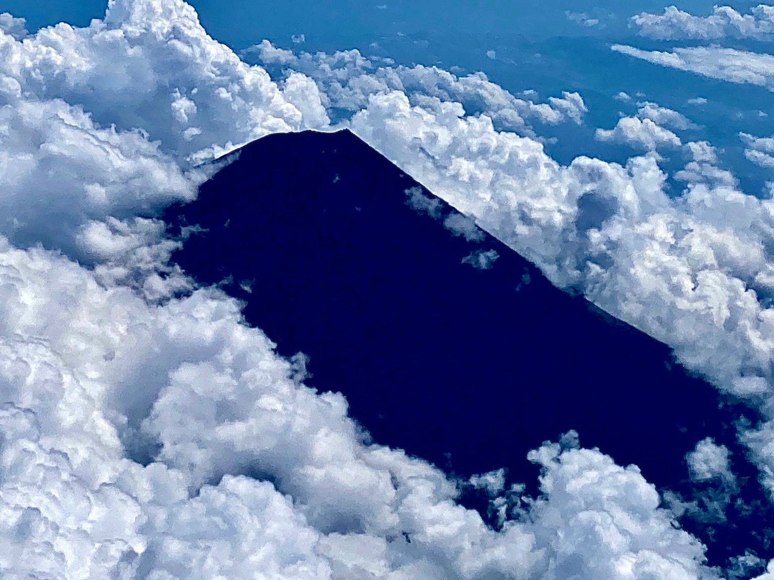 Silueta de una montaña oculta entre las nubes