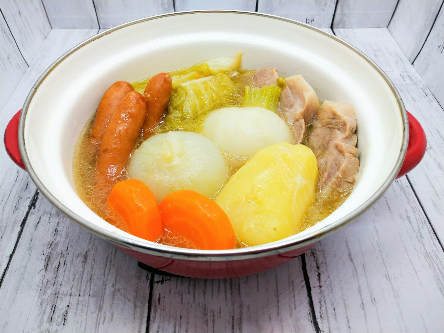 Una olla llena de estofado de pollo y verduras