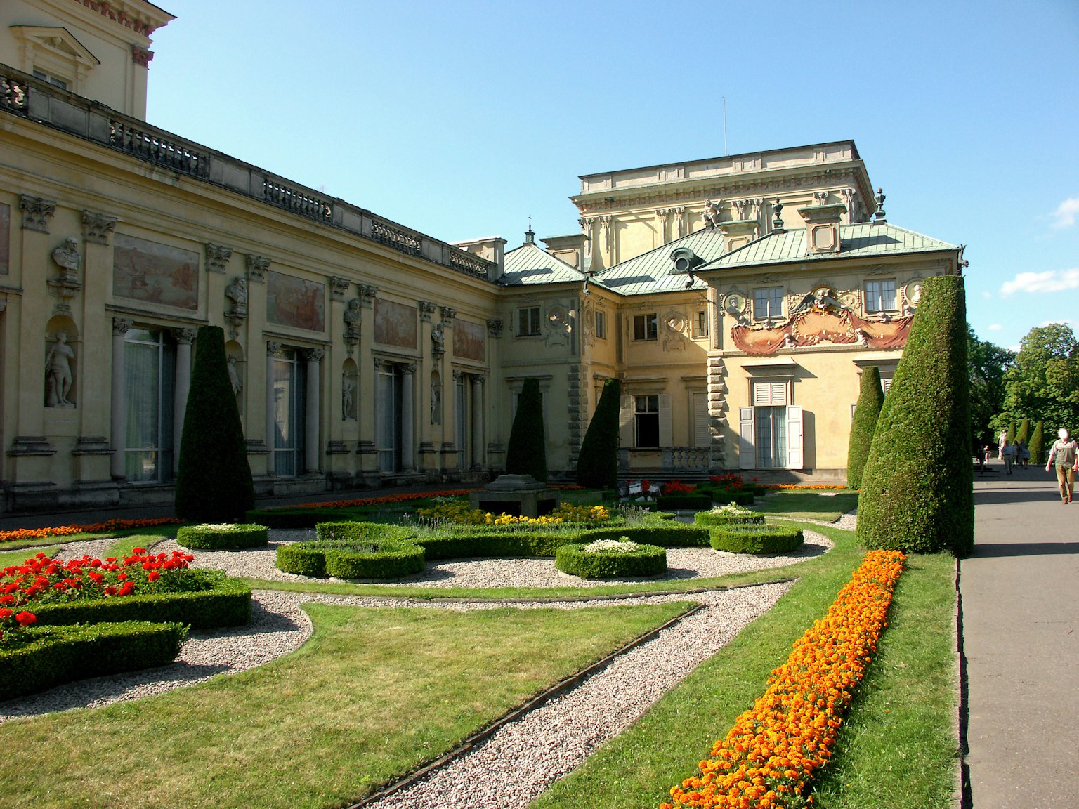 Esterno di un edificio storico con un bel giardino