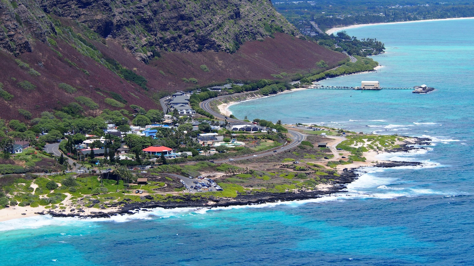 Vue pittoresque d'Hawaï avec des montagnes verdoyantes et un océan turquoise
