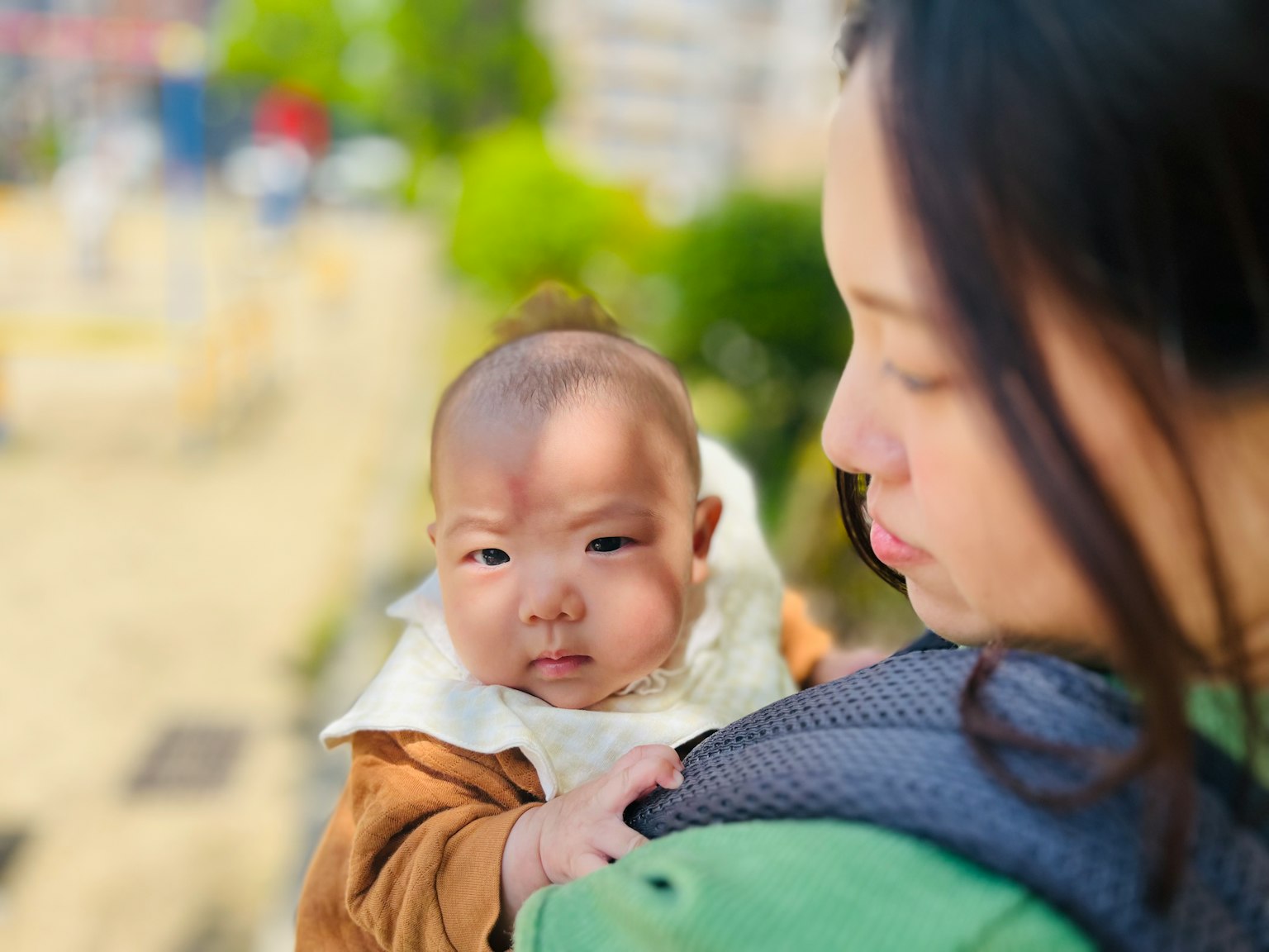 抱着婴儿的女性肖像背景模糊