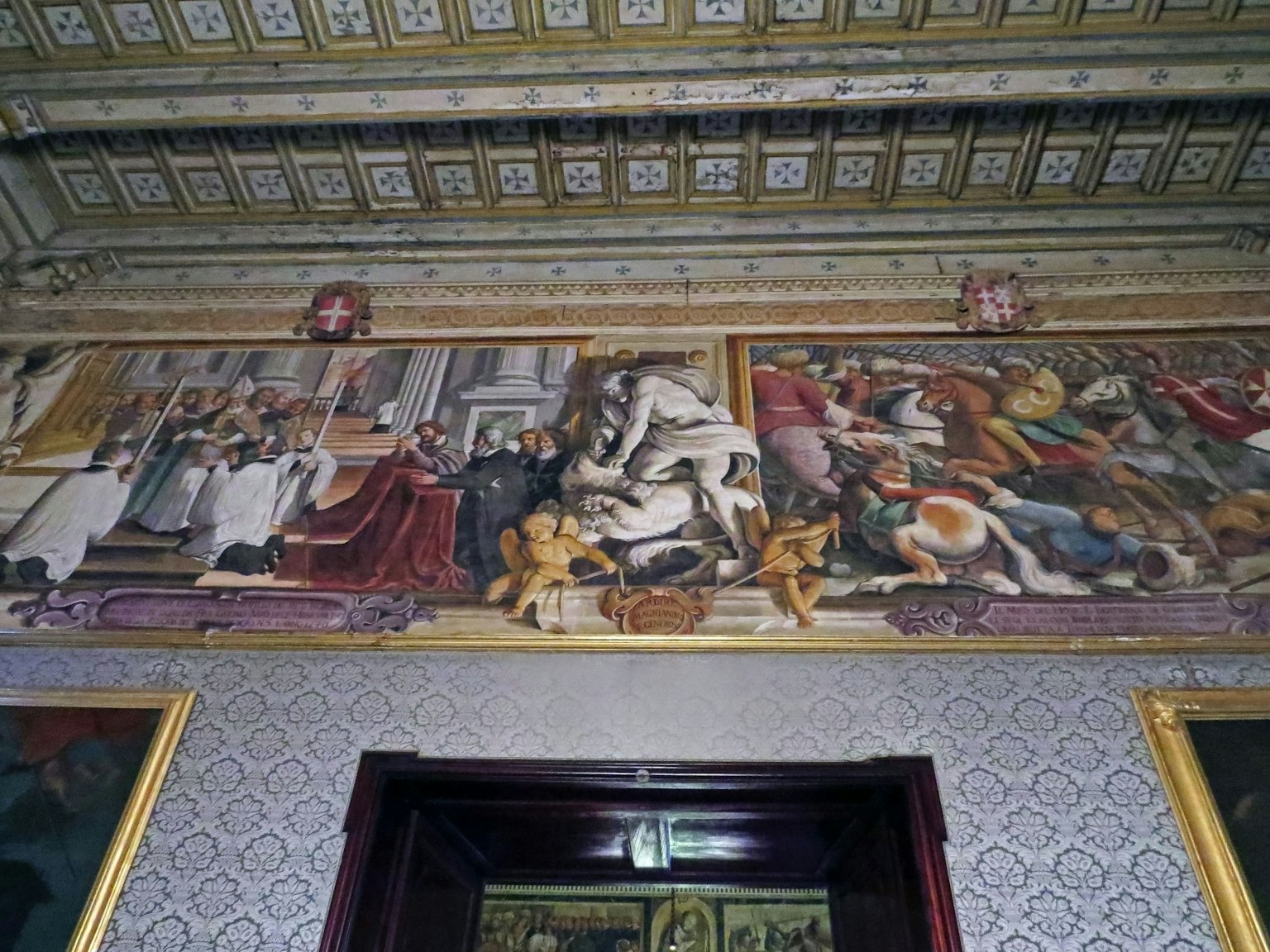 Fresque historique représentant des figures et des scènes sur le mur supérieur d'une pièce