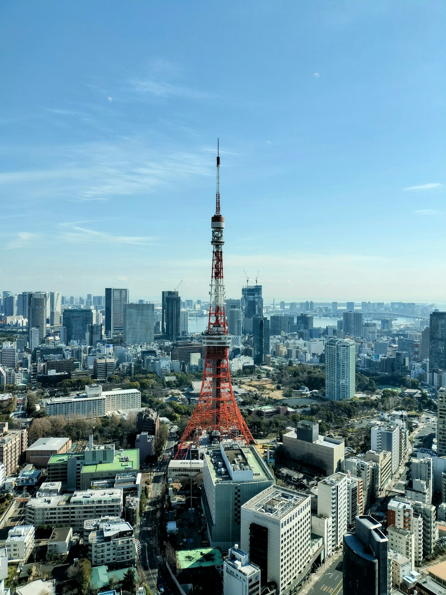 Pemandangan udara Menara Tokyo dikelilingi oleh lanskap kota