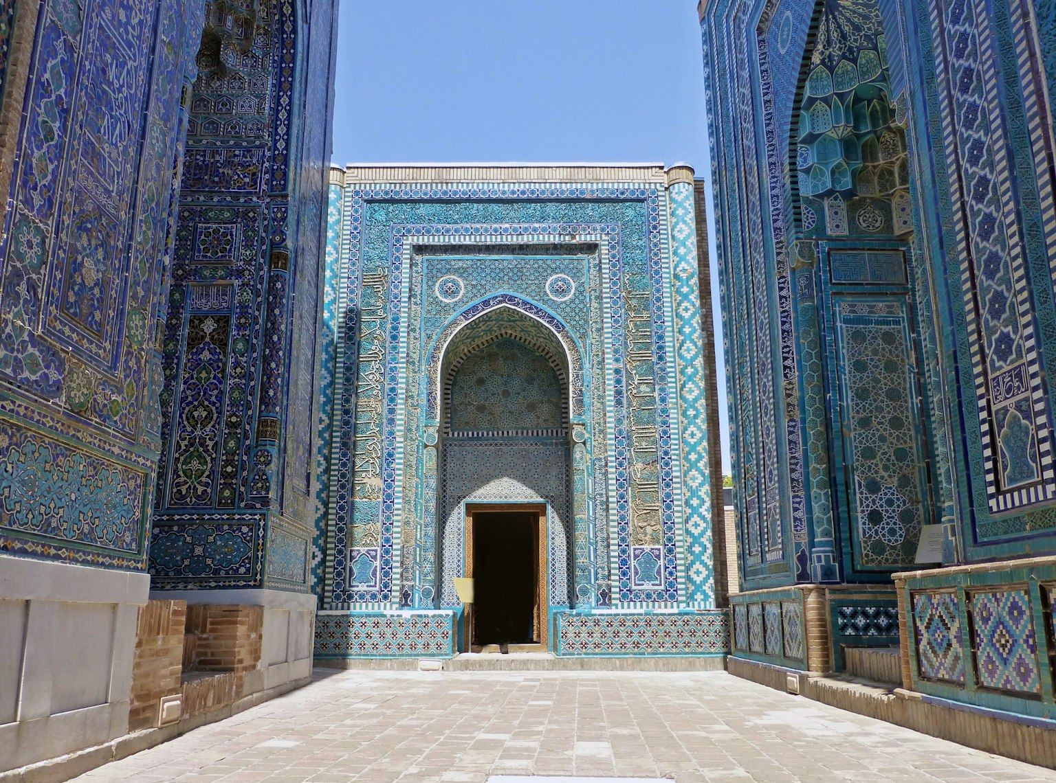 Entrata e corridoio di un edificio decorato con piastrelle blu