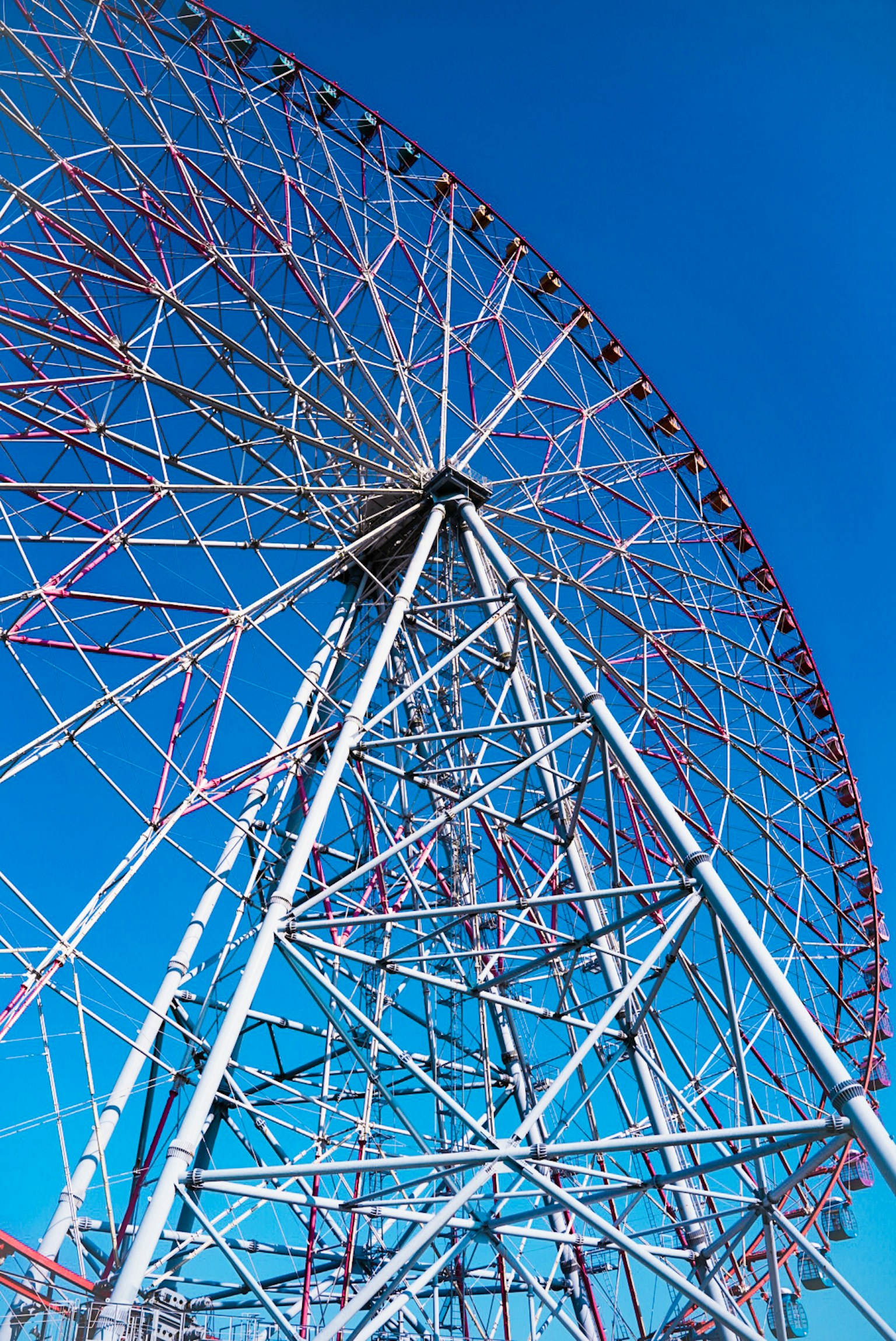 Vue latérale d'une grande roue sous un ciel bleu dégagé
