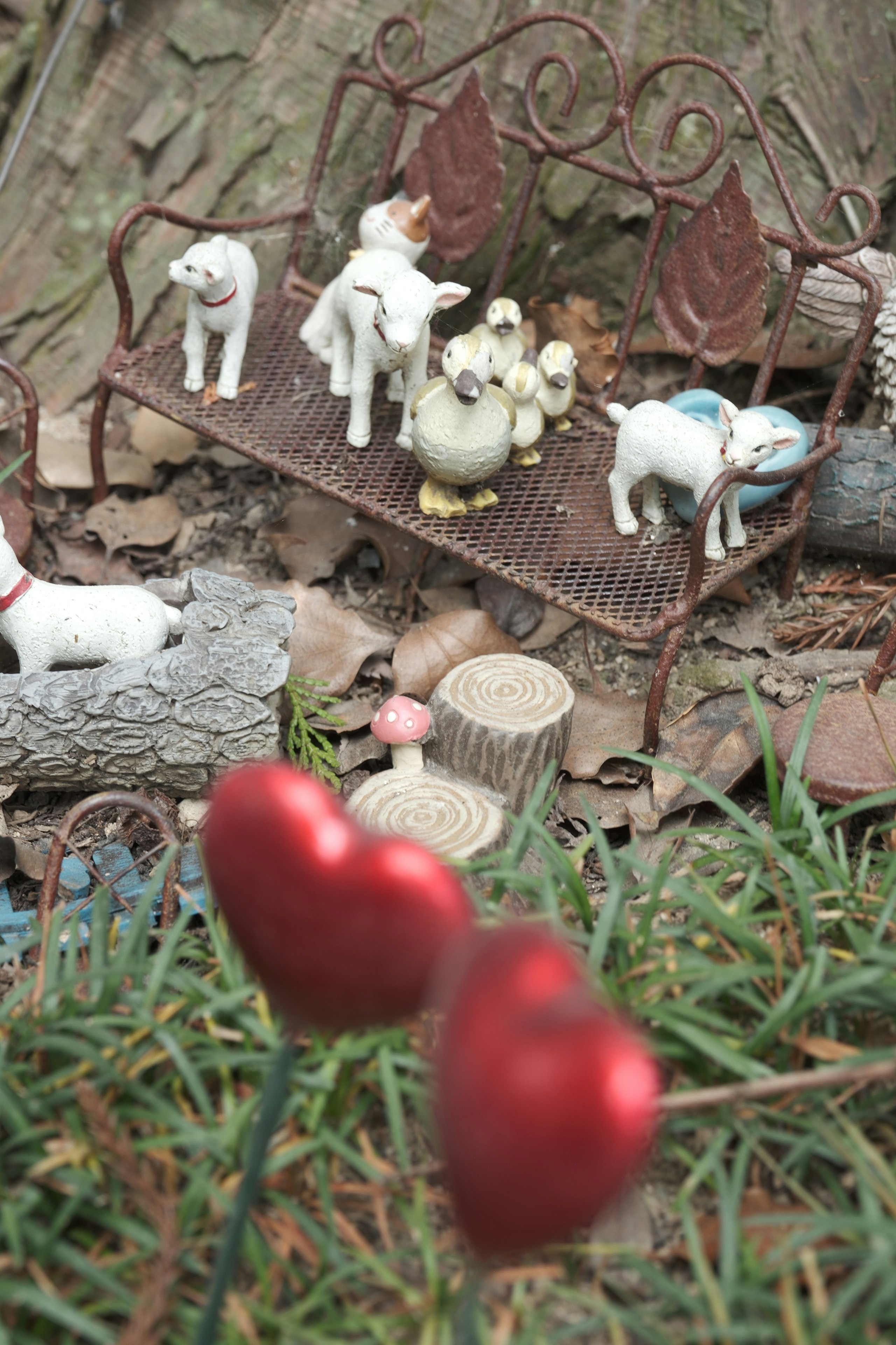 福津市の宮地嶽神社境内で並ぶ動物の置物と赤い飾り
