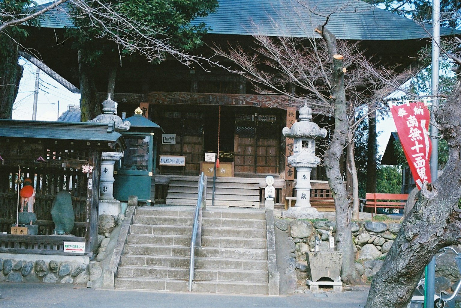 神社入口有阶梯和石灯笼