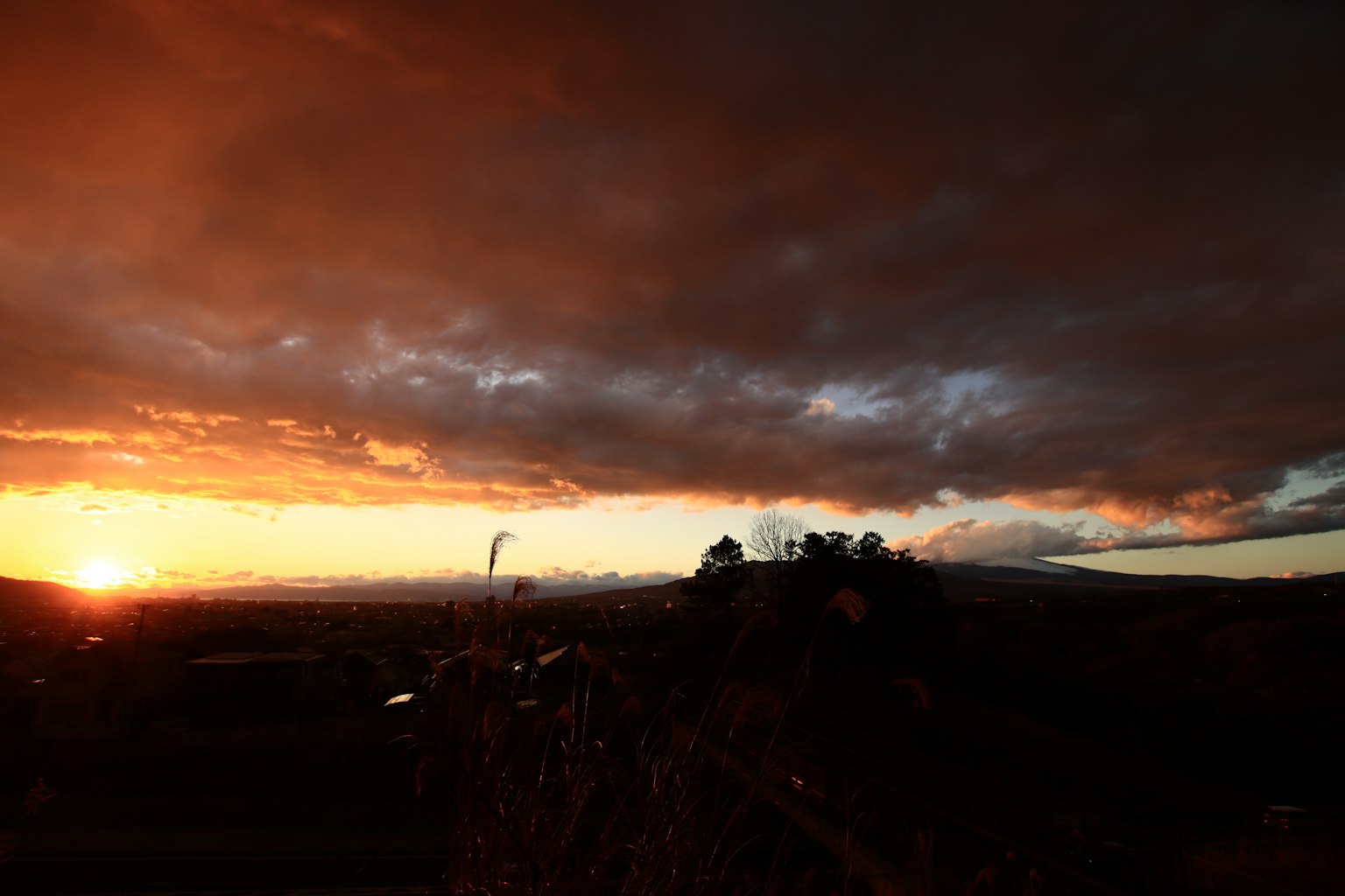 Paesaggio con un tramonto drammatico e nuvole