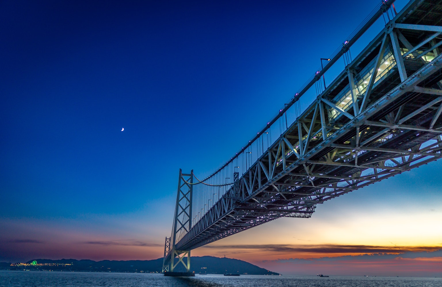 Belle structure de pont sous le crépuscule avec ciel bleu