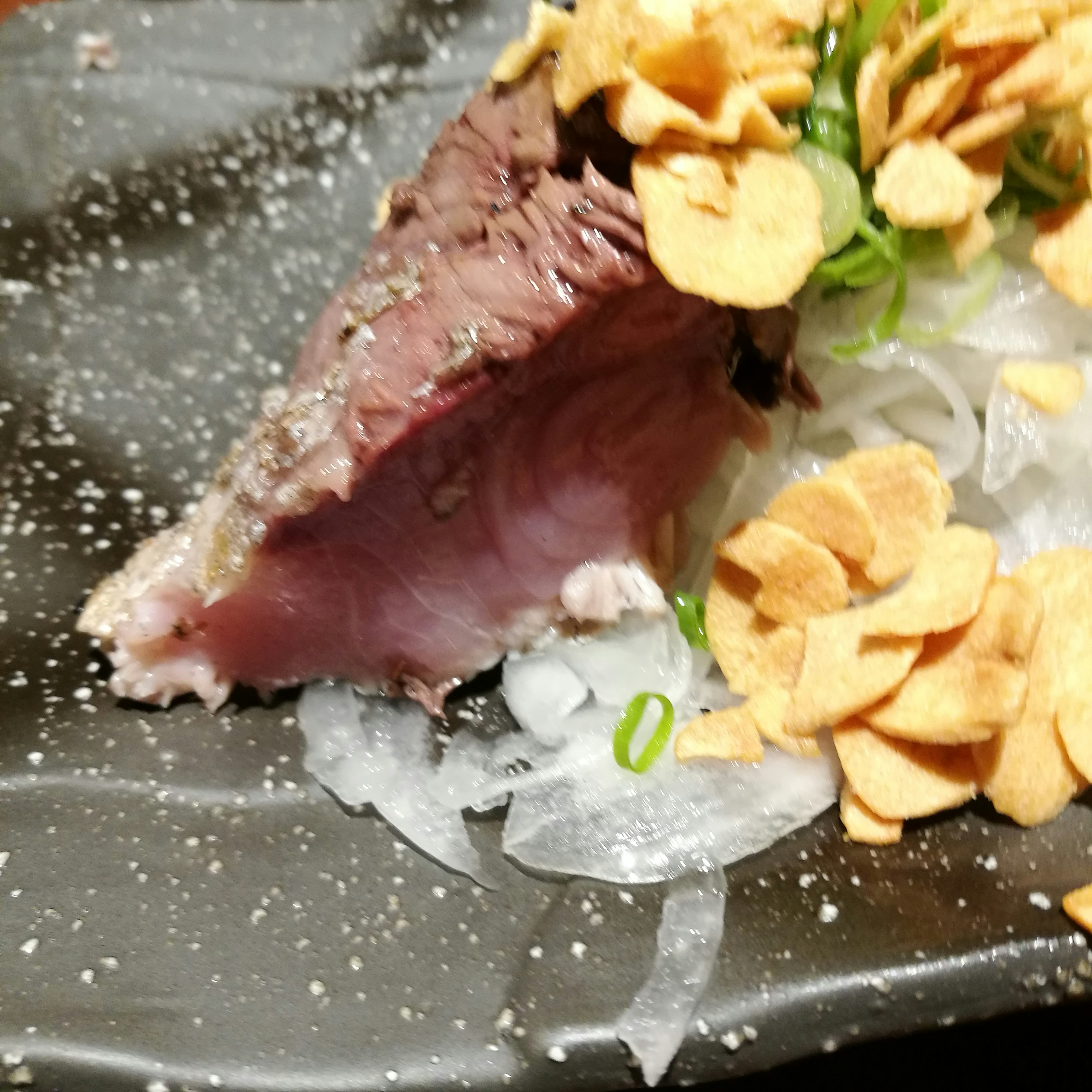 砧板上食材與薯片飛濺的瞬間