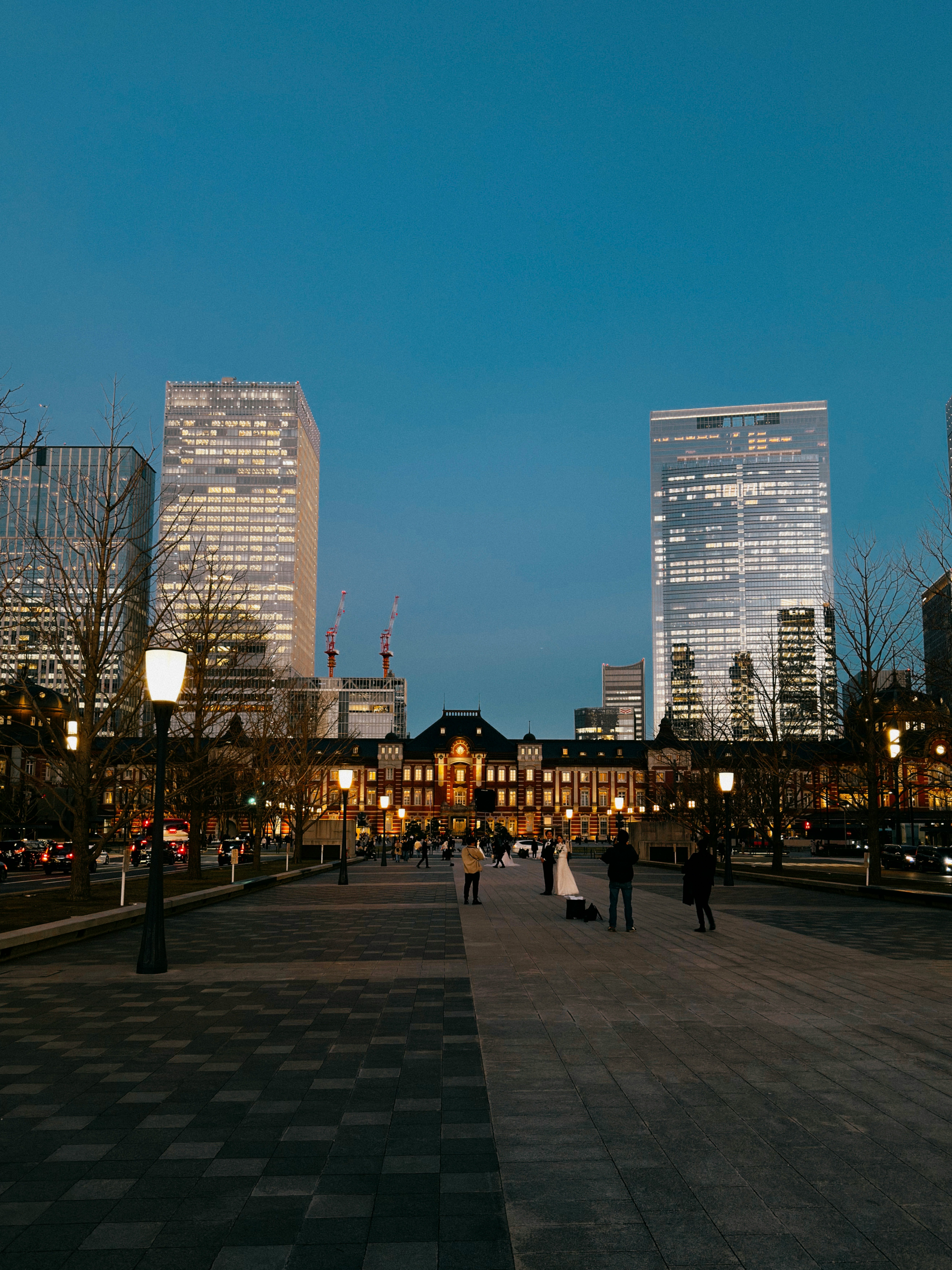 plaza cerca de la estación de Tokio al atardecer y torres de oficinas