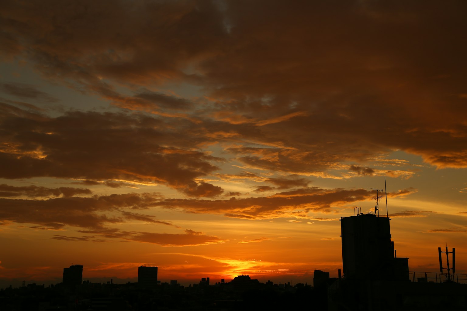 Beau ciel de coucher de soleil avec des bâtiments en silhouette