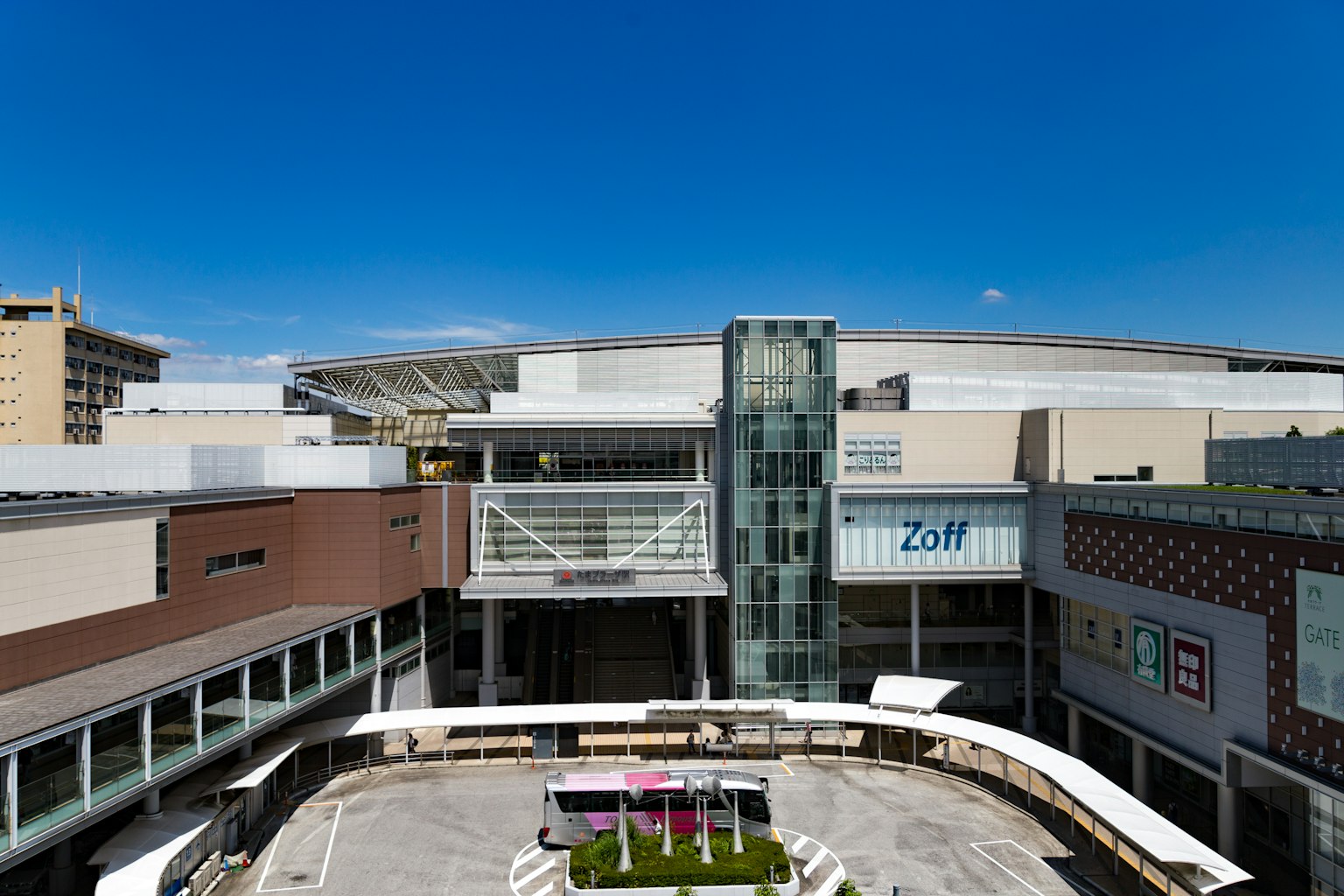 Esterno moderno di un centro commerciale con cielo azzurro