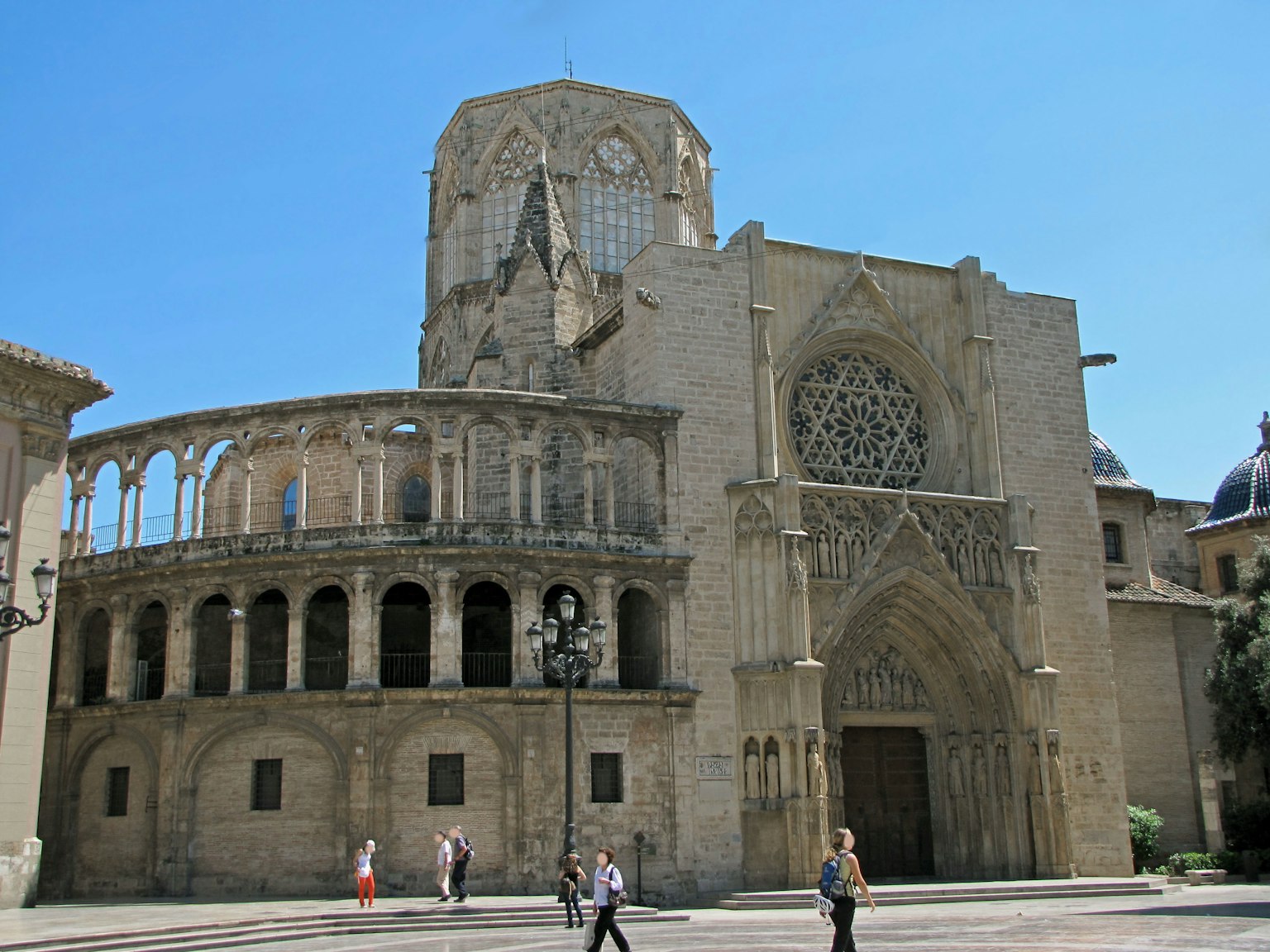 Belle église gothique à Valence avec des touristes marchant sous le ciel bleu