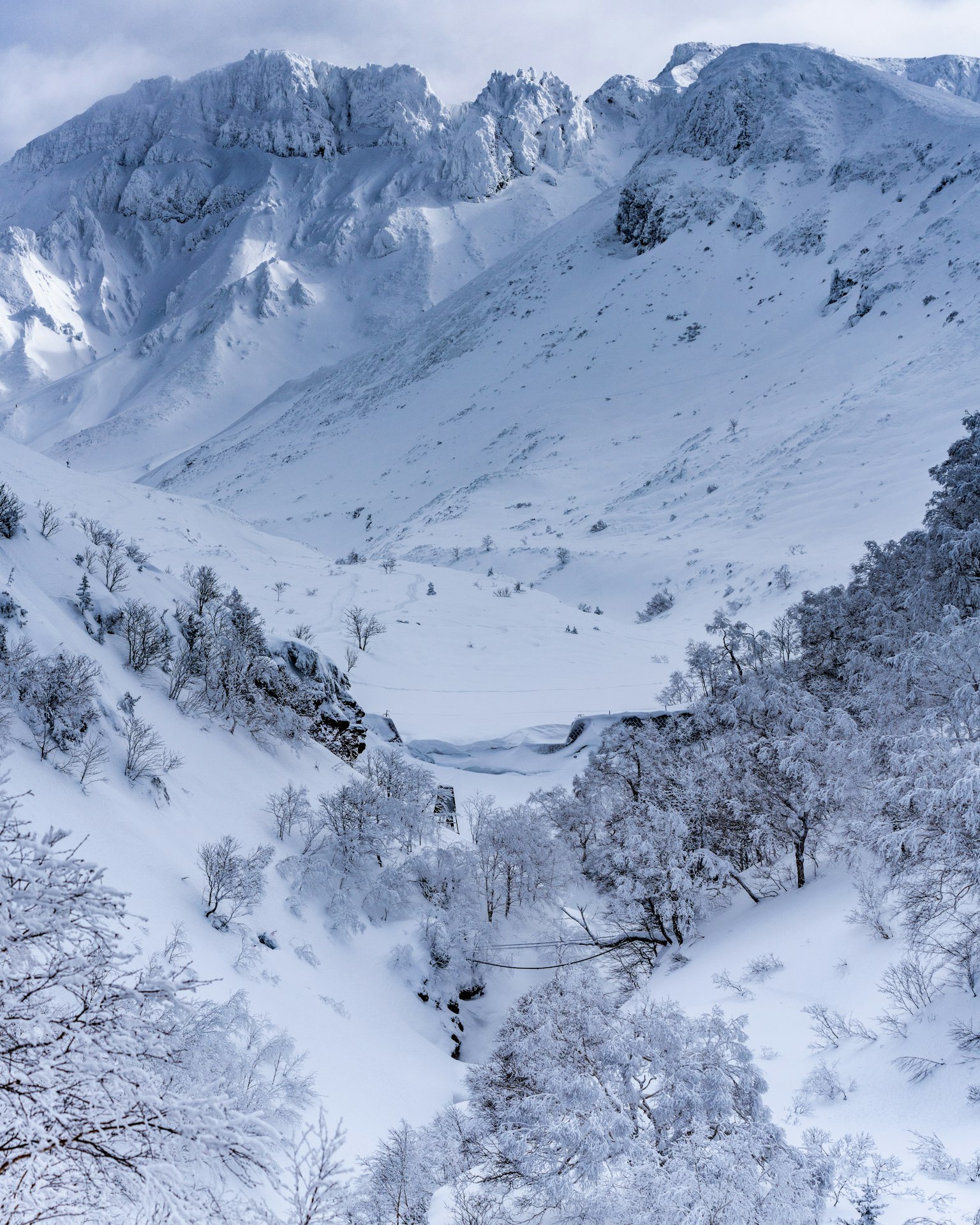 Bellissimo paesaggio di montagne innevate e valle