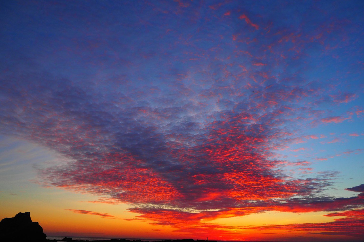 Nubes coloridas en el cielo del atardecer con tonos naranjas