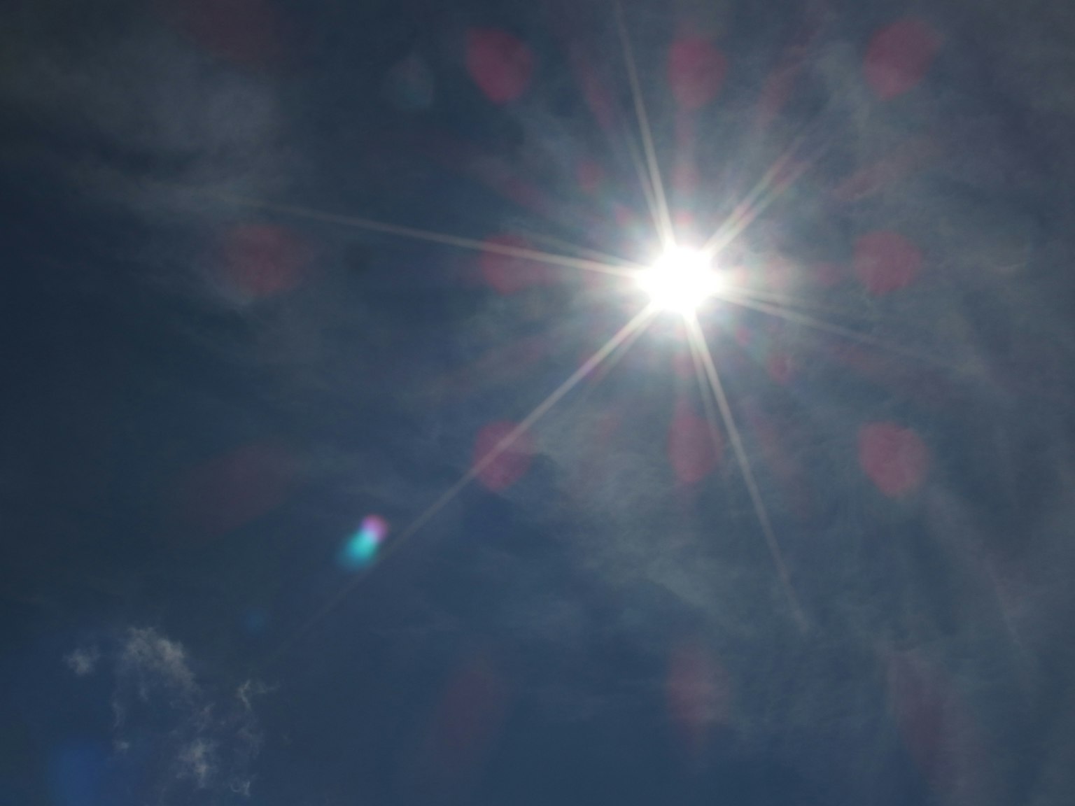 Soleil brillant dans un ciel bleu clair avec des nuages légers