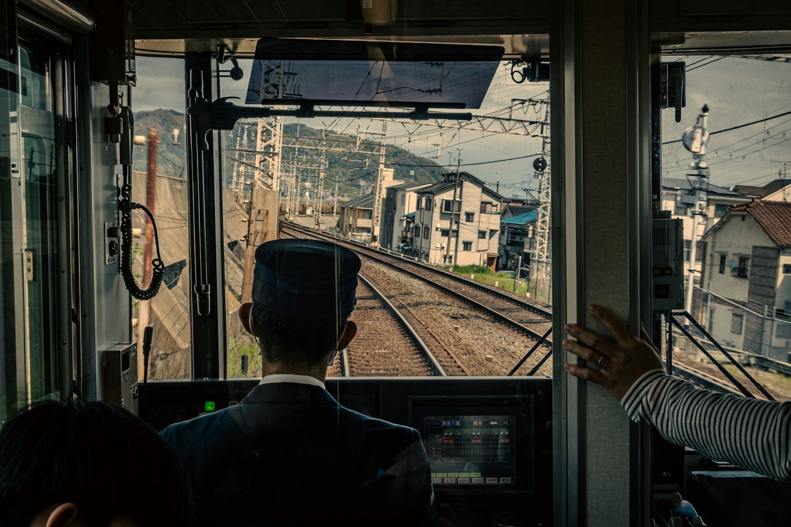 Vista dal sedile del conducente di un treno che guarda i binari