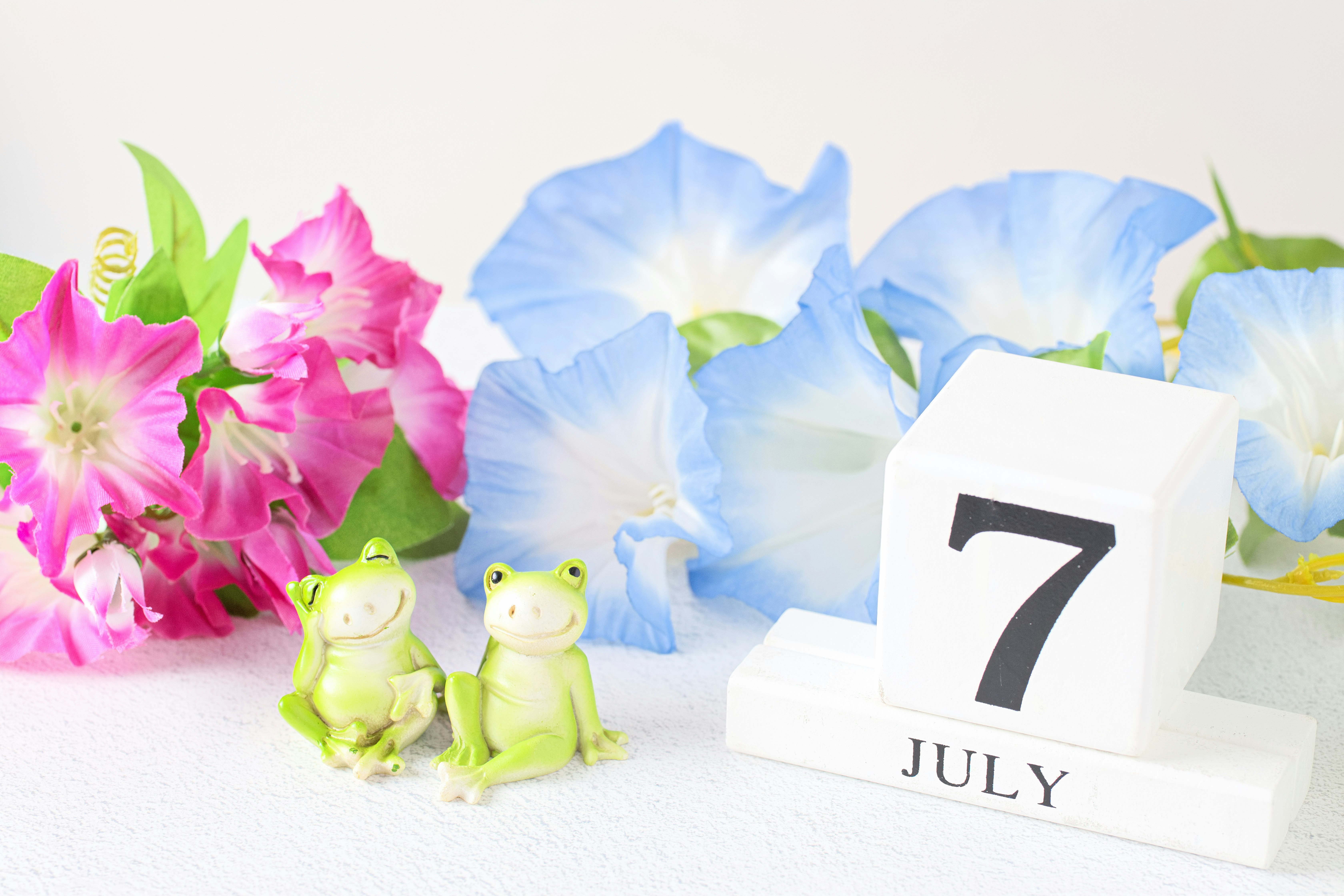 7月のカエルと朝顔の花の飾り