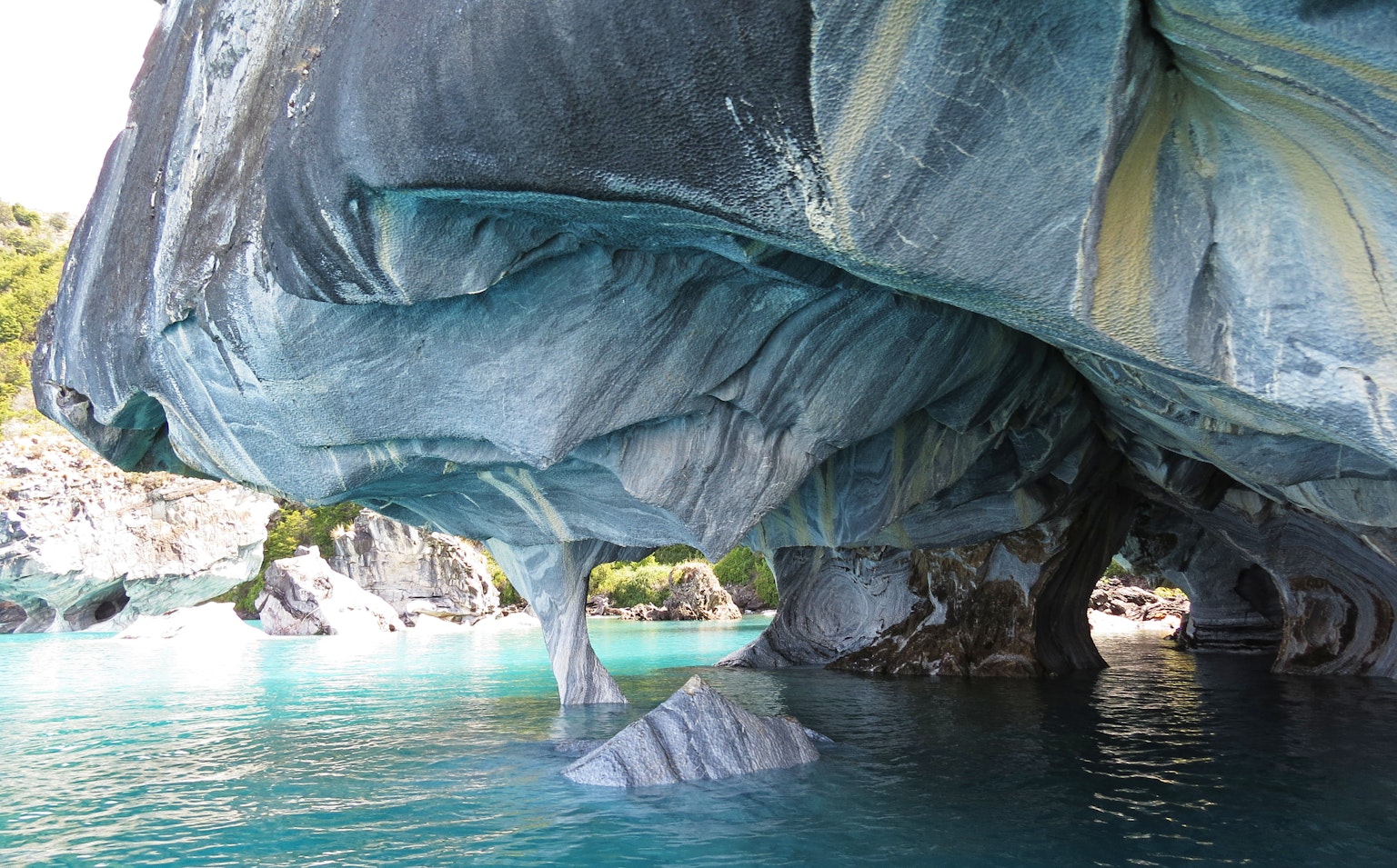 Vue intérieure d'une grotte entourée d'une belle eau bleue