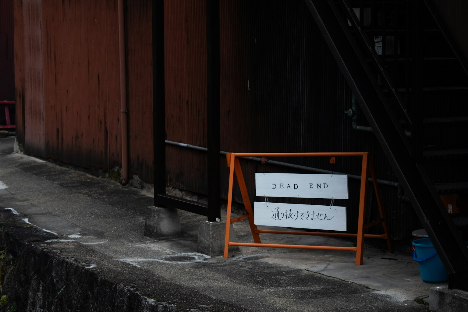 Ein orangefarbener Schild mit weißem Text, der 'Geöffnet' an einem Ladeneingang zeigt